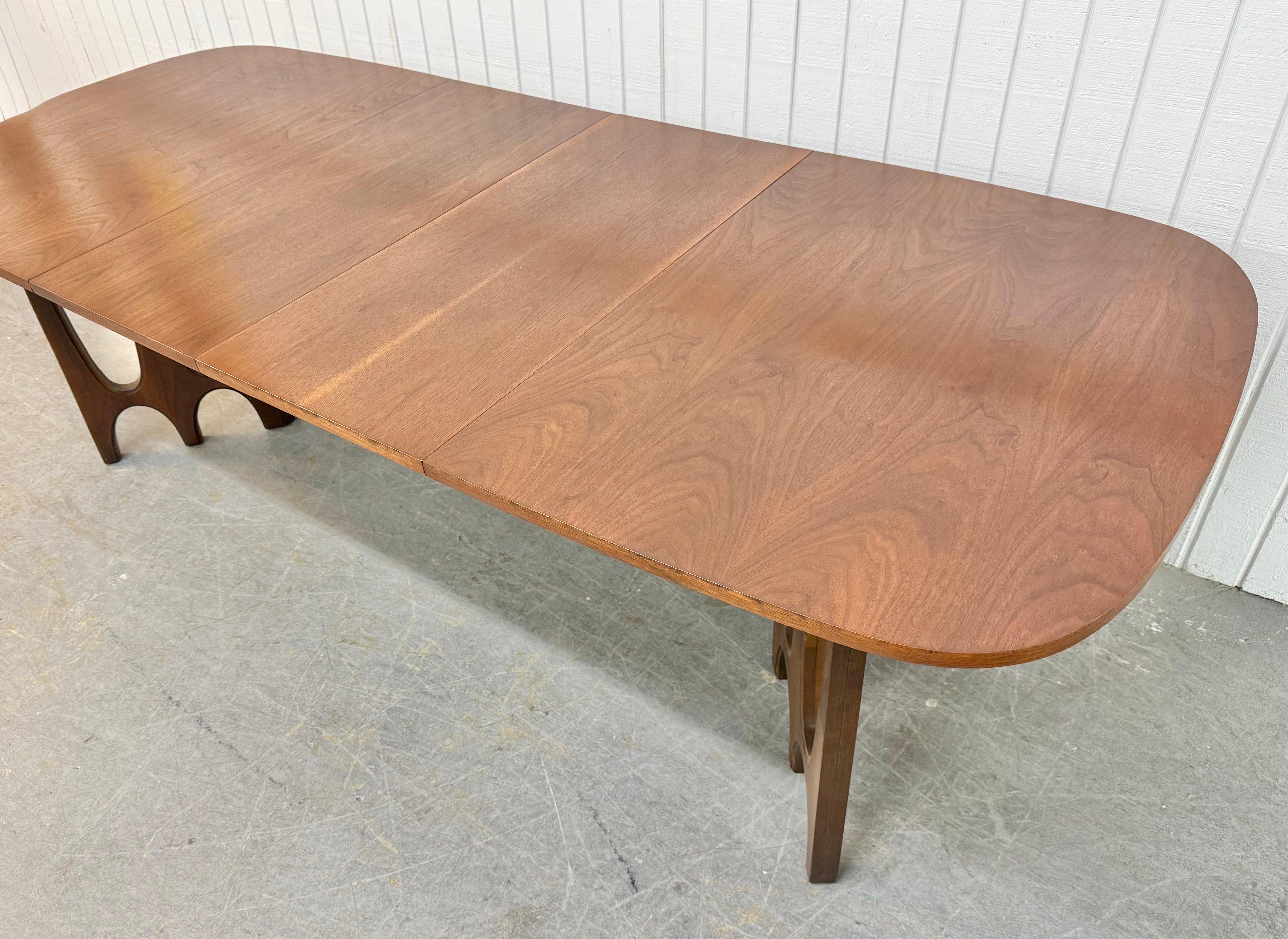 Mesa de comedor moderna de mediados de siglo Broyhill Brasilia de nogal mediados del siglo XX en venta