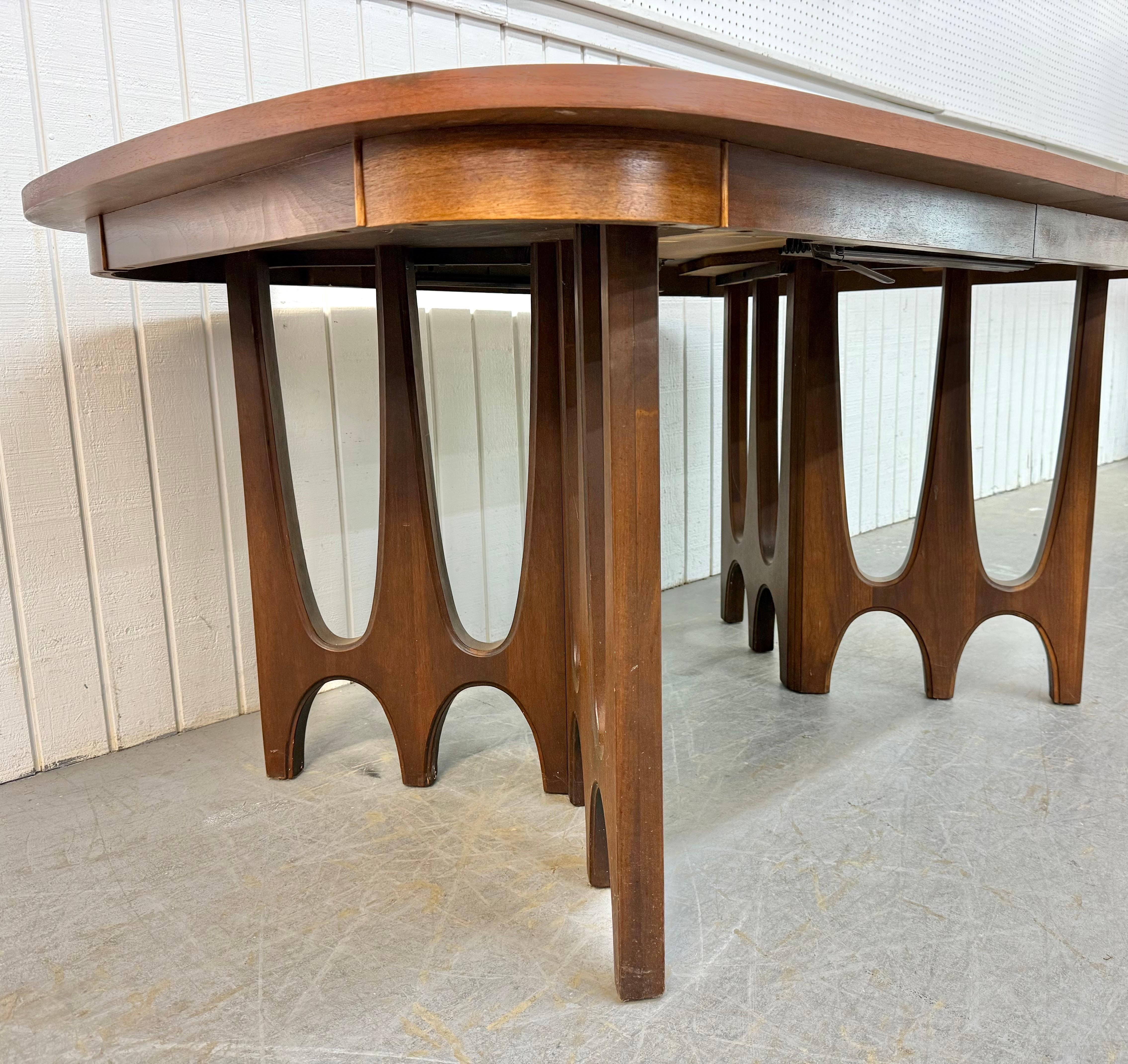 Mesa de comedor moderna de mediados de siglo Broyhill Brasilia de nogal Madera en venta