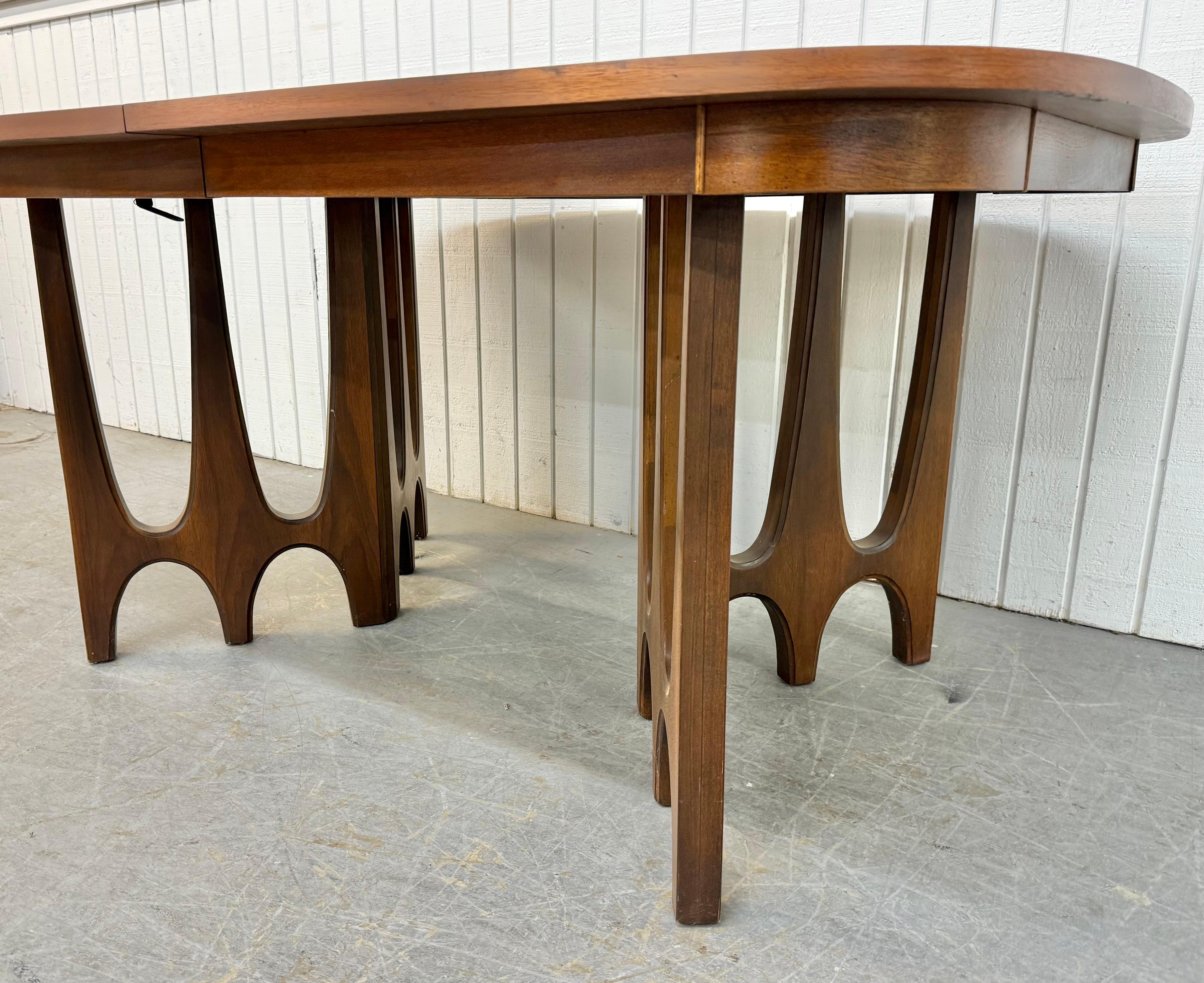 Mesa de comedor moderna de mediados de siglo Broyhill Brasilia de nogal en venta 1
