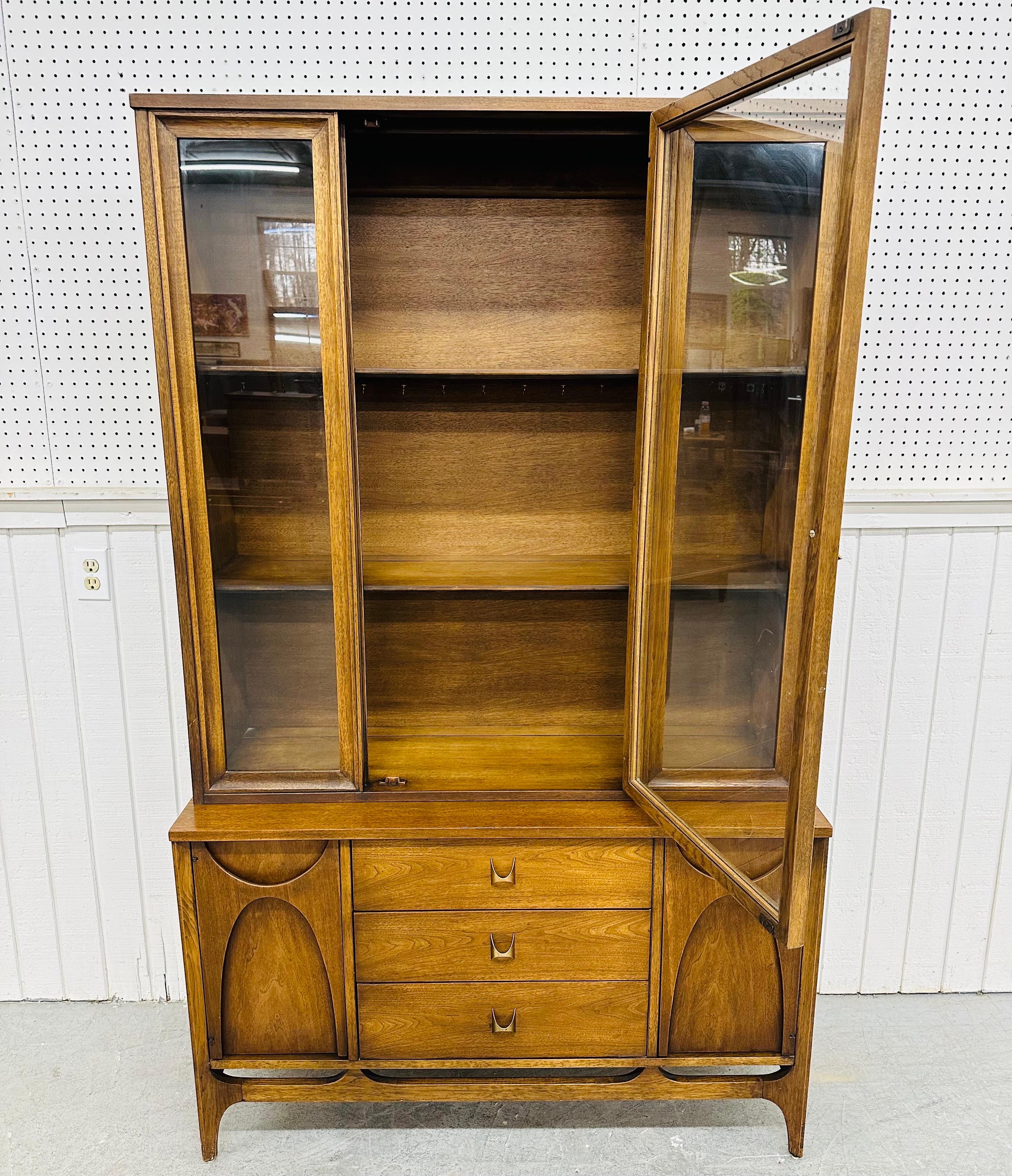 Mid-Century Modern Broyhill Brasilia Walnut Display Cabinet In Good Condition For Sale In Clarksboro, NJ