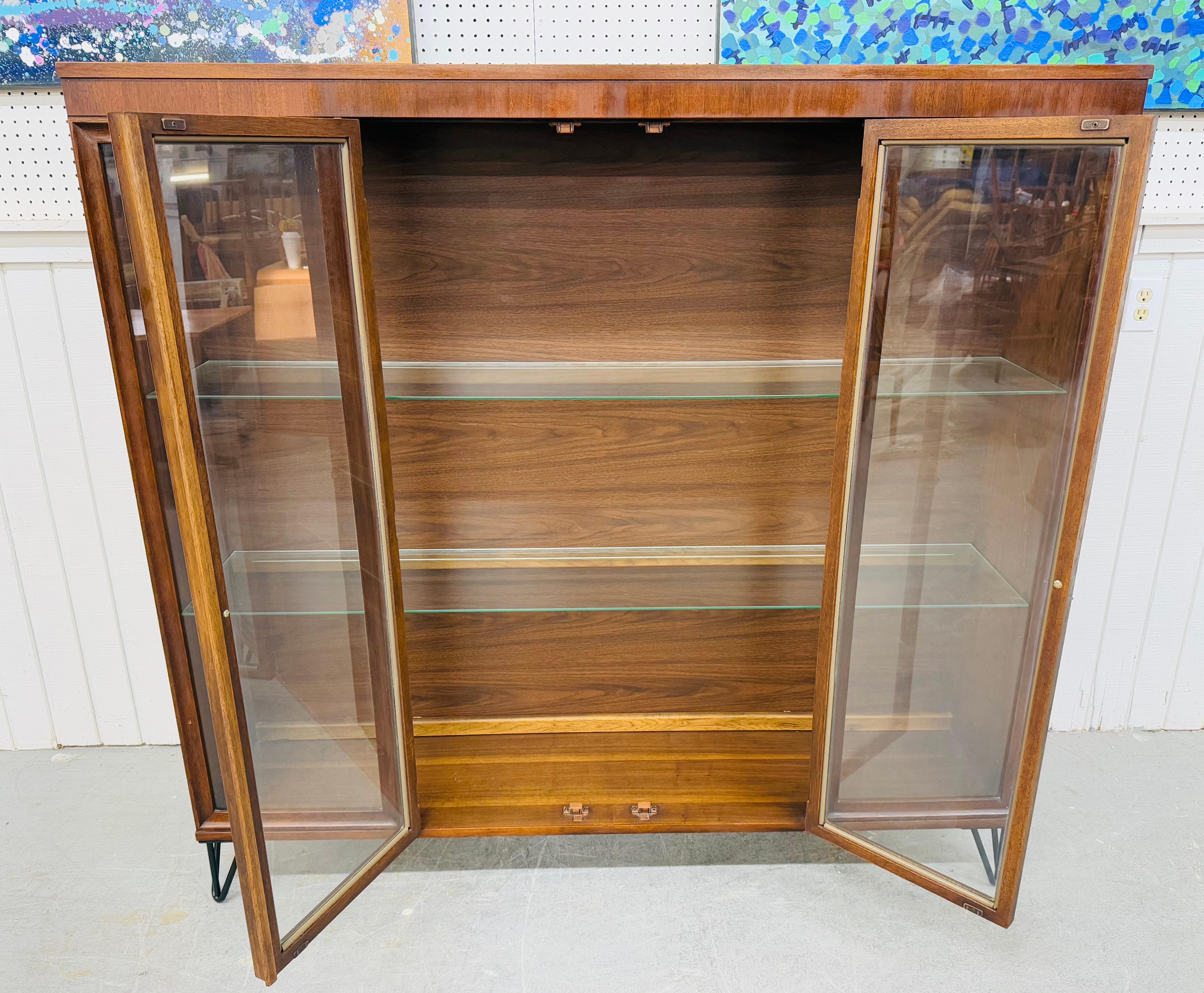 Mid-Century Modern Broyhill Brasilia Walnut Display Case In Good Condition In Clarksboro, NJ