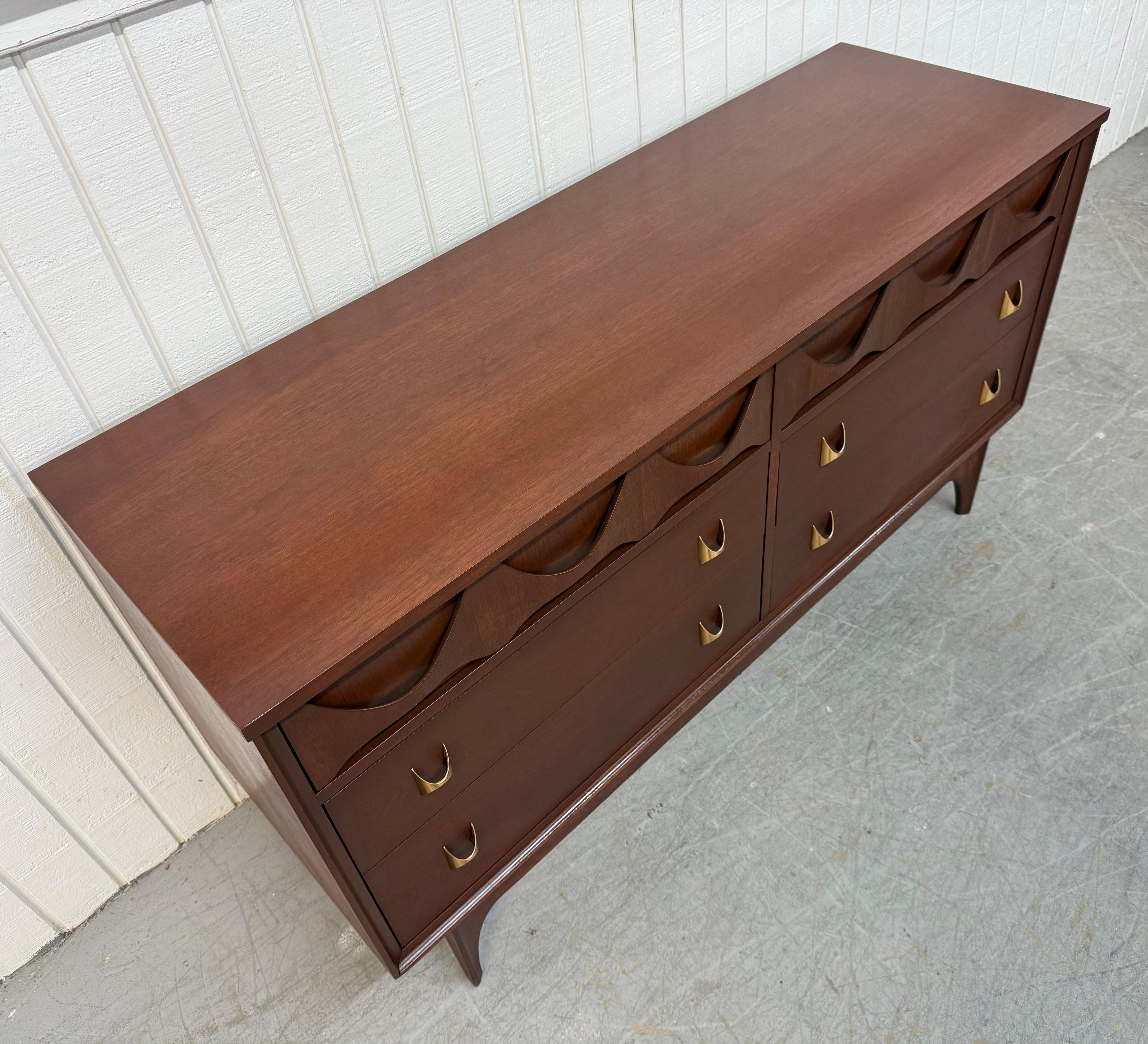 Mid-Century Modern Broyhill Brasilia Walnut Dresser In Good Condition In Clarksboro, NJ