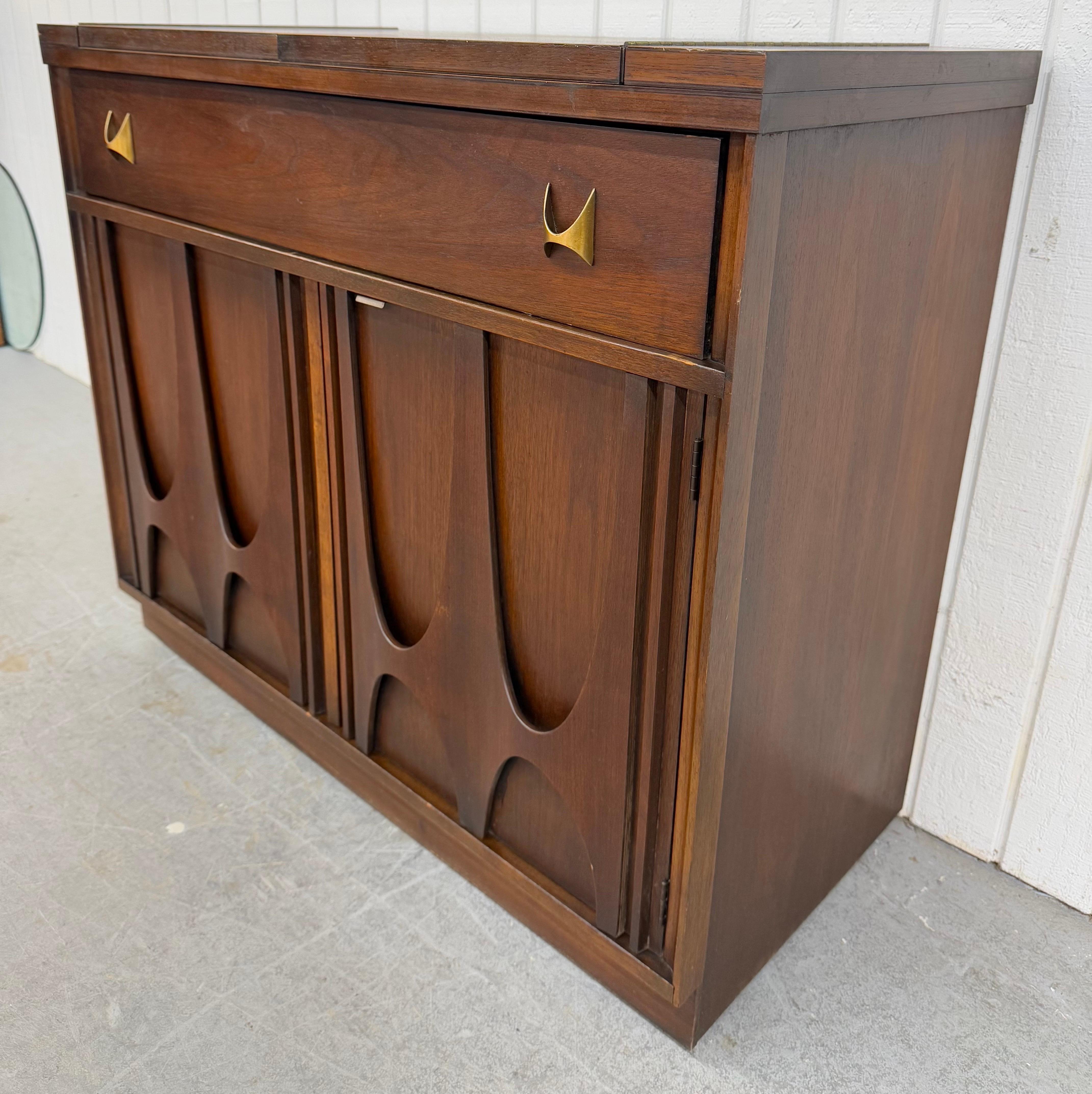 Mid-Century Modern Broyhill Brasilia Walnut Flip-Top Server In Good Condition In Clarksboro, NJ