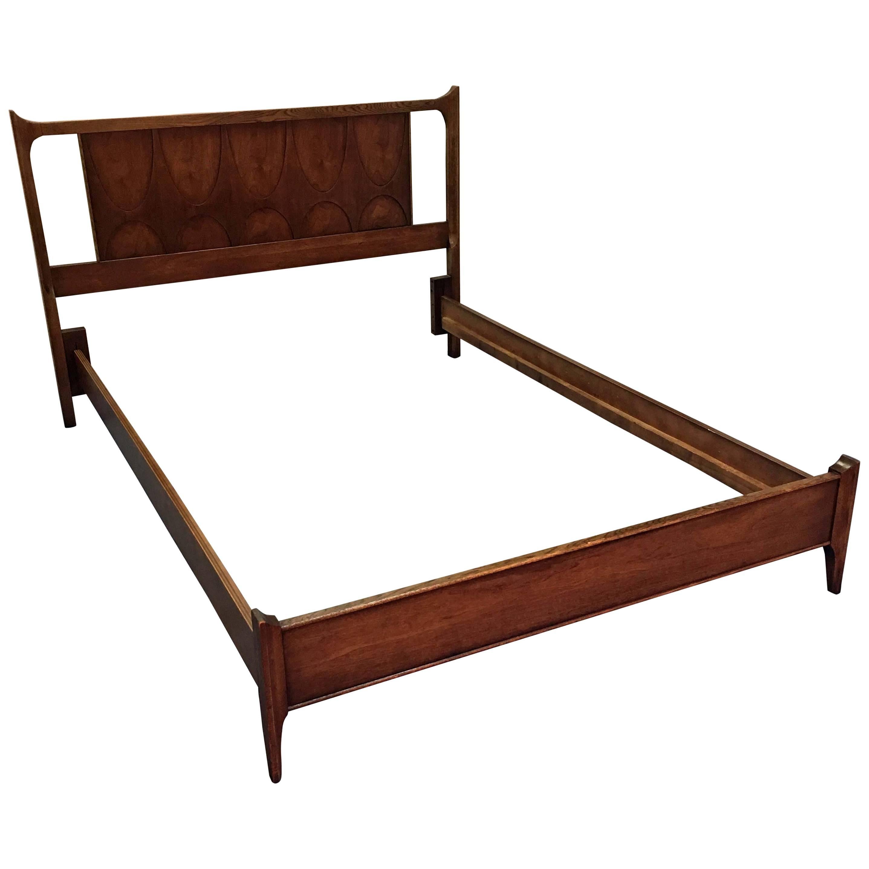 Cadre de lit complet Broyhill Brasilia Walnut Mid-Century Modern