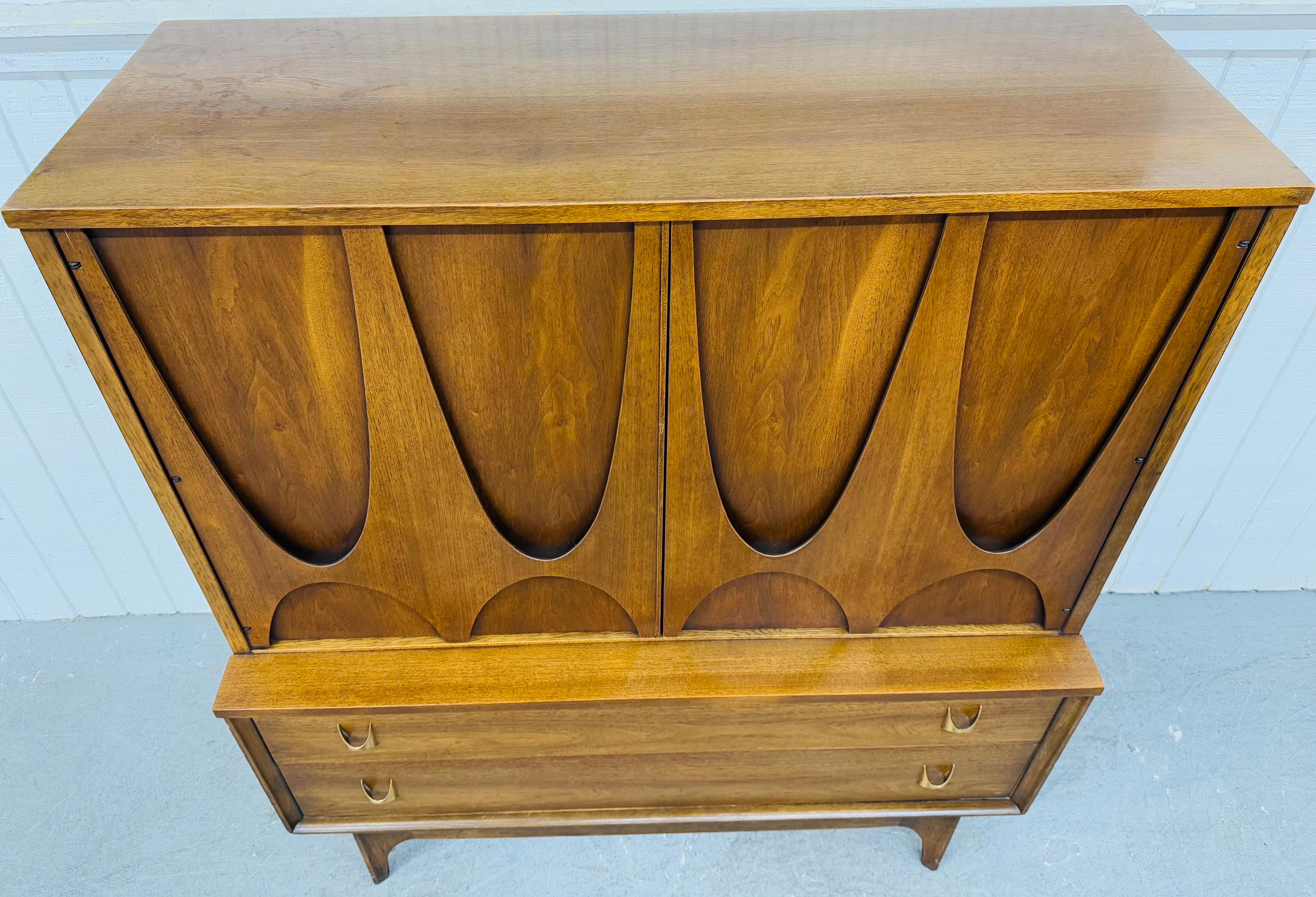 Mid-Century Modern Broy Modern Broyhill Brasilia Hochkommode aus Nussbaumholz (Moderne der Mitte des Jahrhunderts)