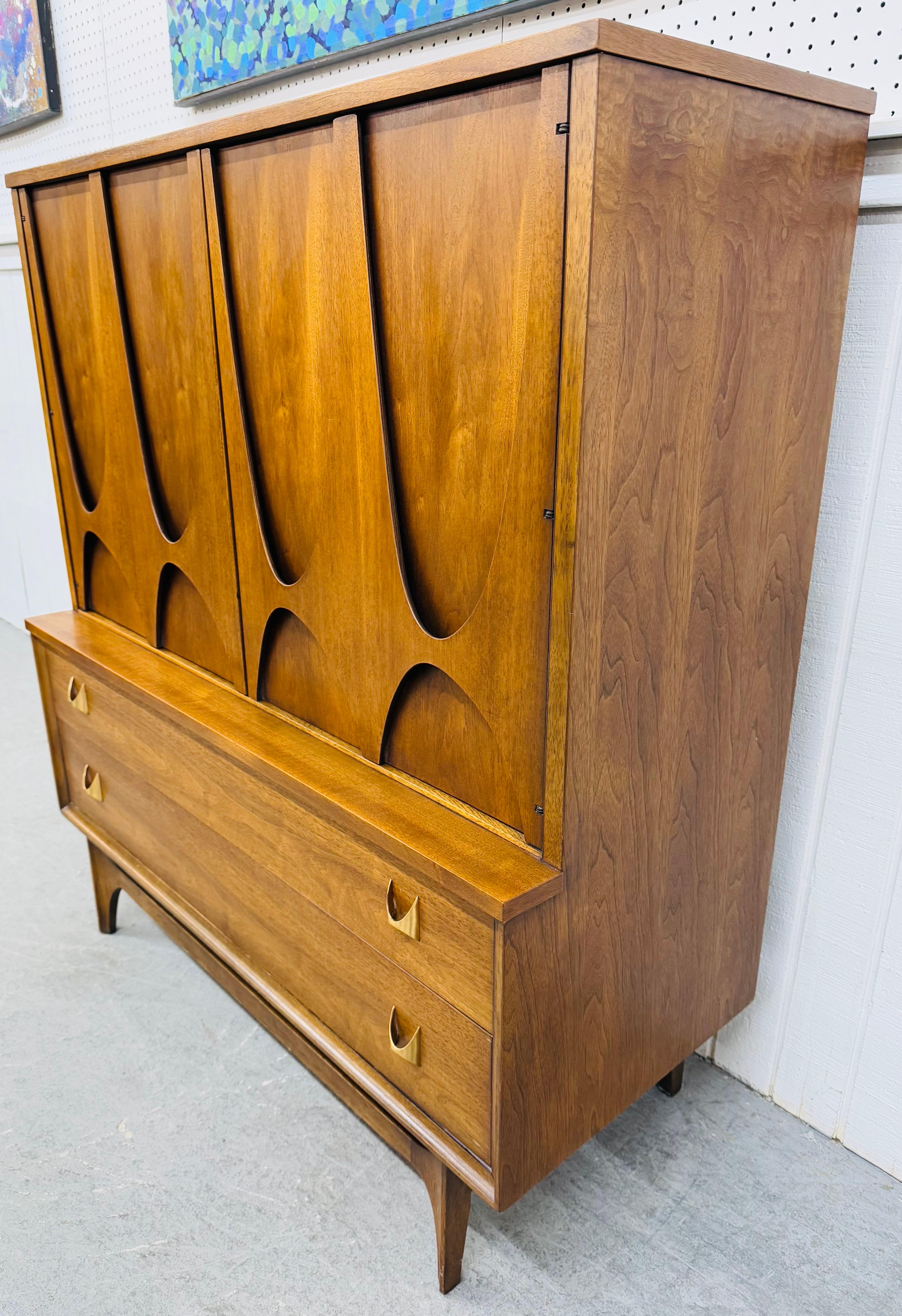 Mid-Century Modern Broy Modern Broyhill Brasilia Hochkommode aus Nussbaumholz (amerikanisch)