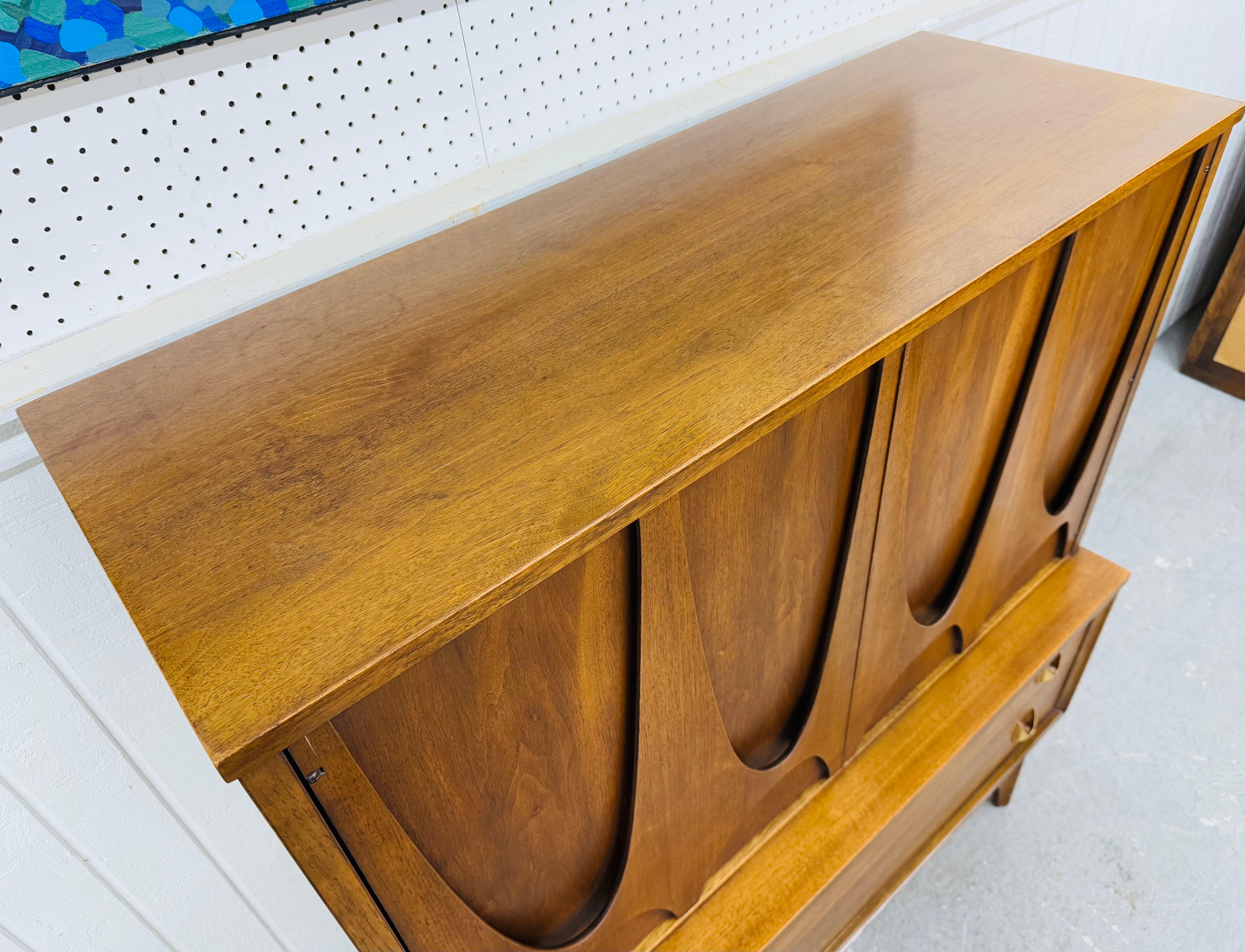 Mid-Century Modern Broy Modern Broyhill Brasilia Hochkommode aus Nussbaumholz im Zustand „Gut“ in Clarksboro, NJ
