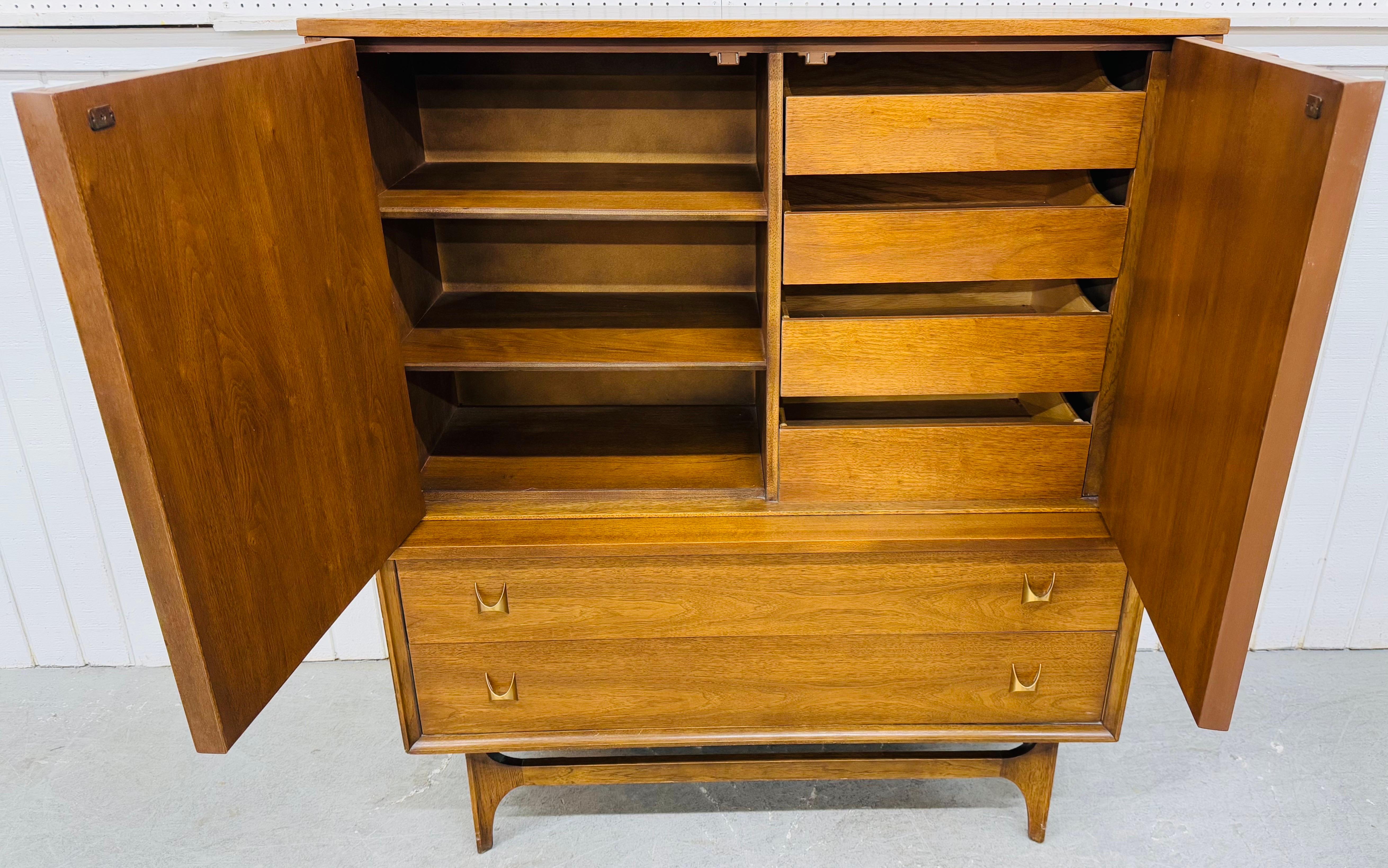 Mid-Century Modern Broy Modern Broyhill Brasilia Hochkommode aus Nussbaumholz (Messing)