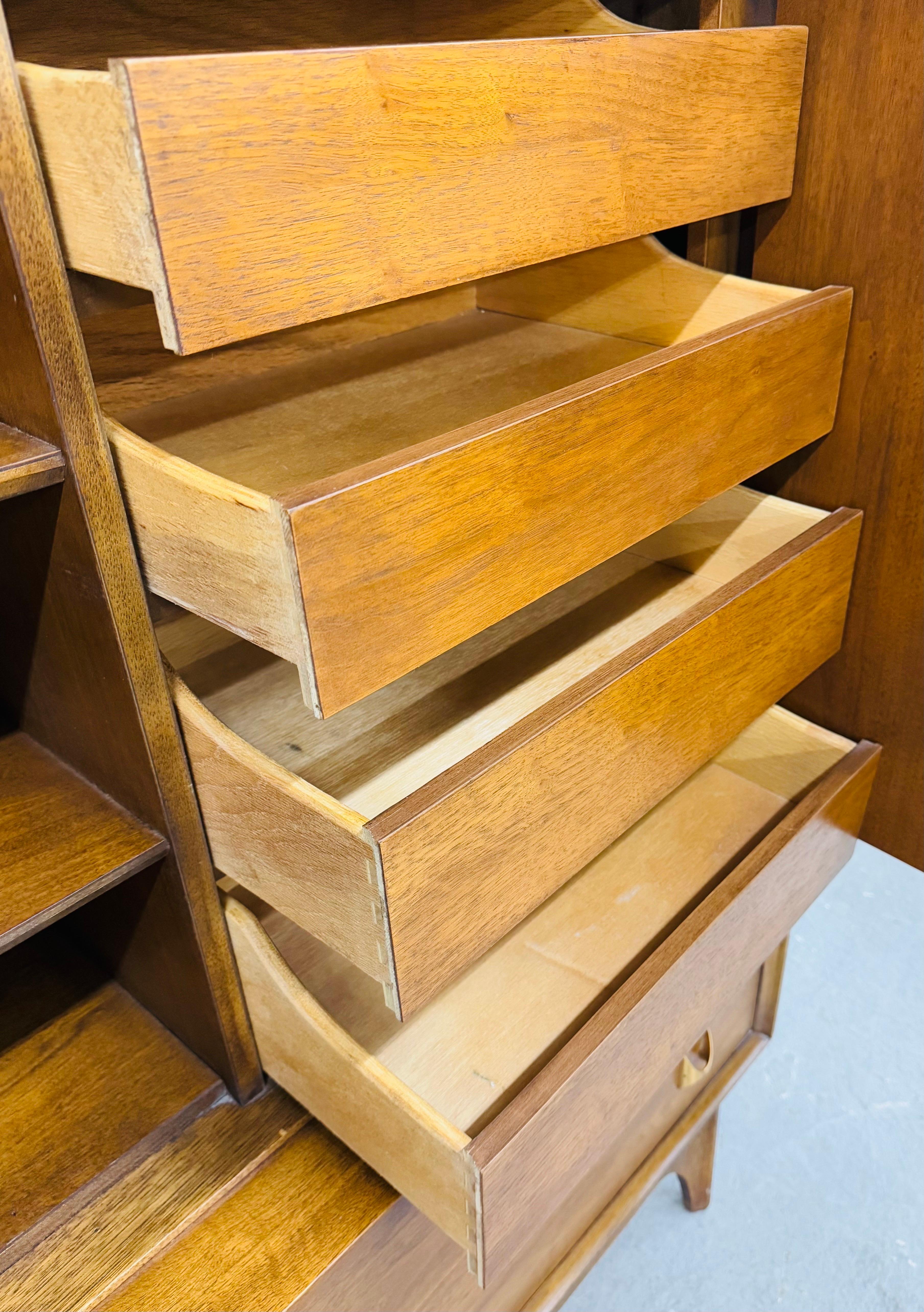 Mid-Century Modern Broy Modern Broyhill Brasilia Hochkommode aus Nussbaumholz 1