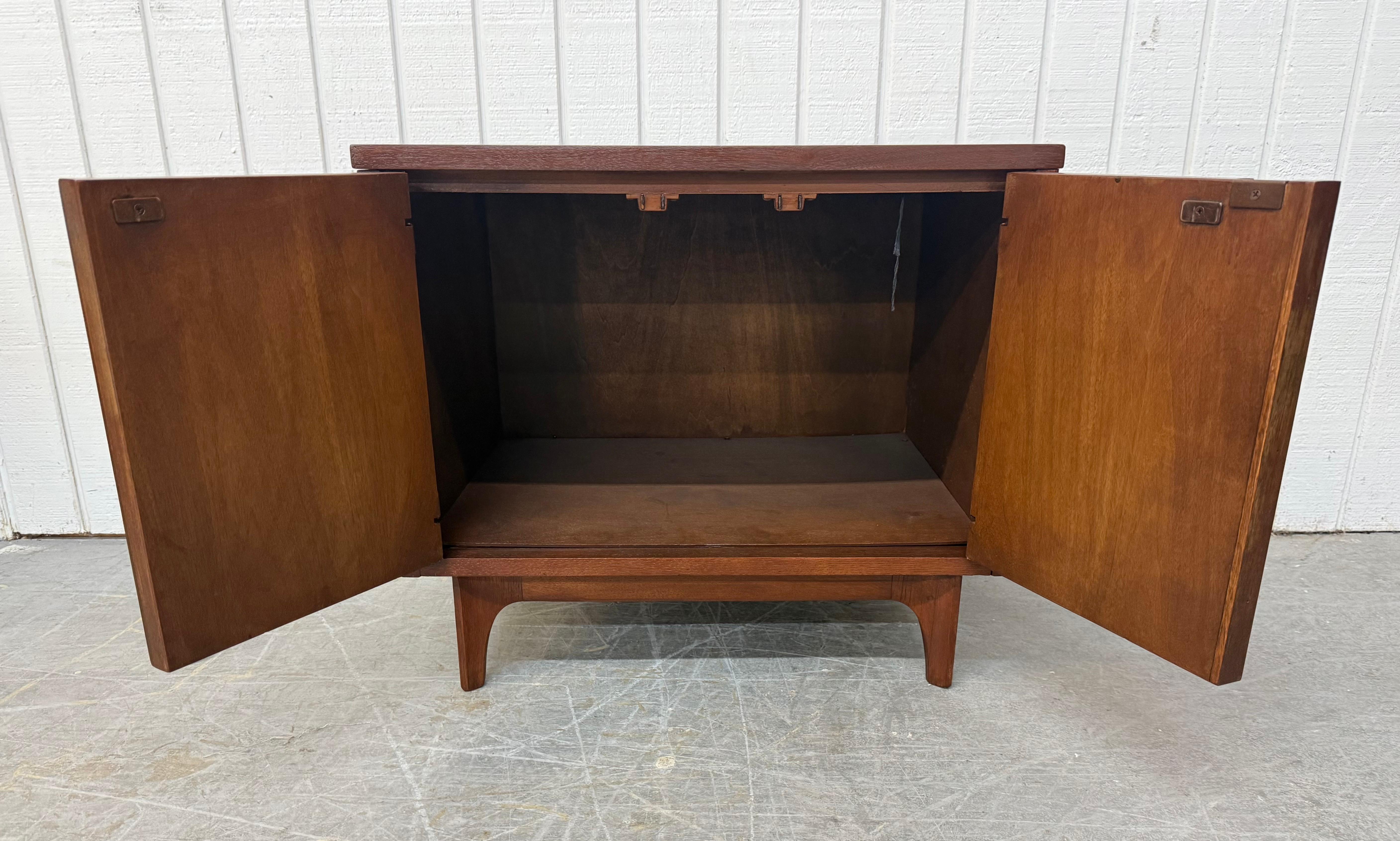 Moderne Broyhill Brasilia-Nachttische aus Nussbaumholz aus der Mitte des Jahrhunderts – 2er-Set im Angebot 4