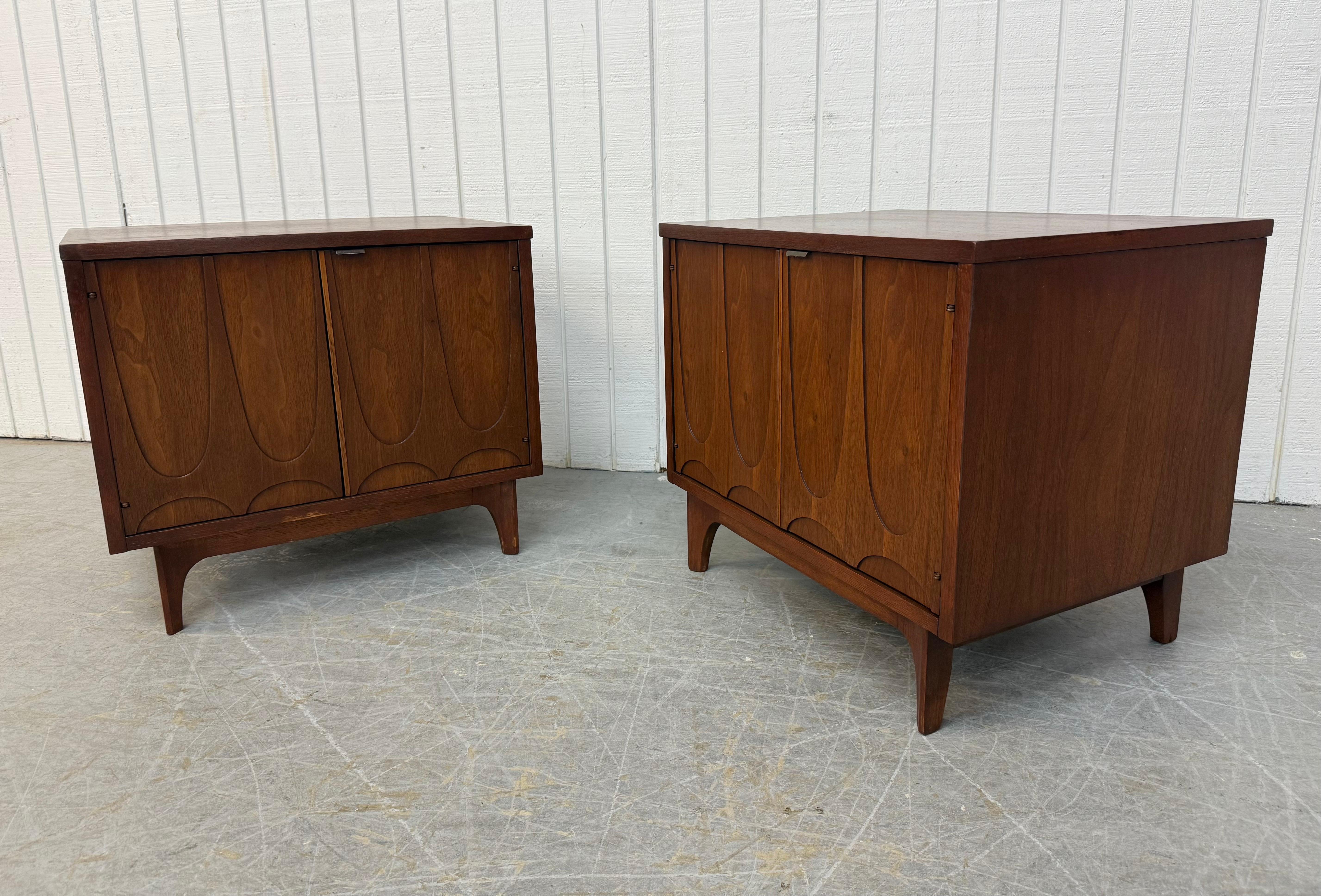 Moderne Broyhill Brasilia-Nachttische aus Nussbaumholz aus der Mitte des Jahrhunderts – 2er-Set (Moderne der Mitte des Jahrhunderts) im Angebot