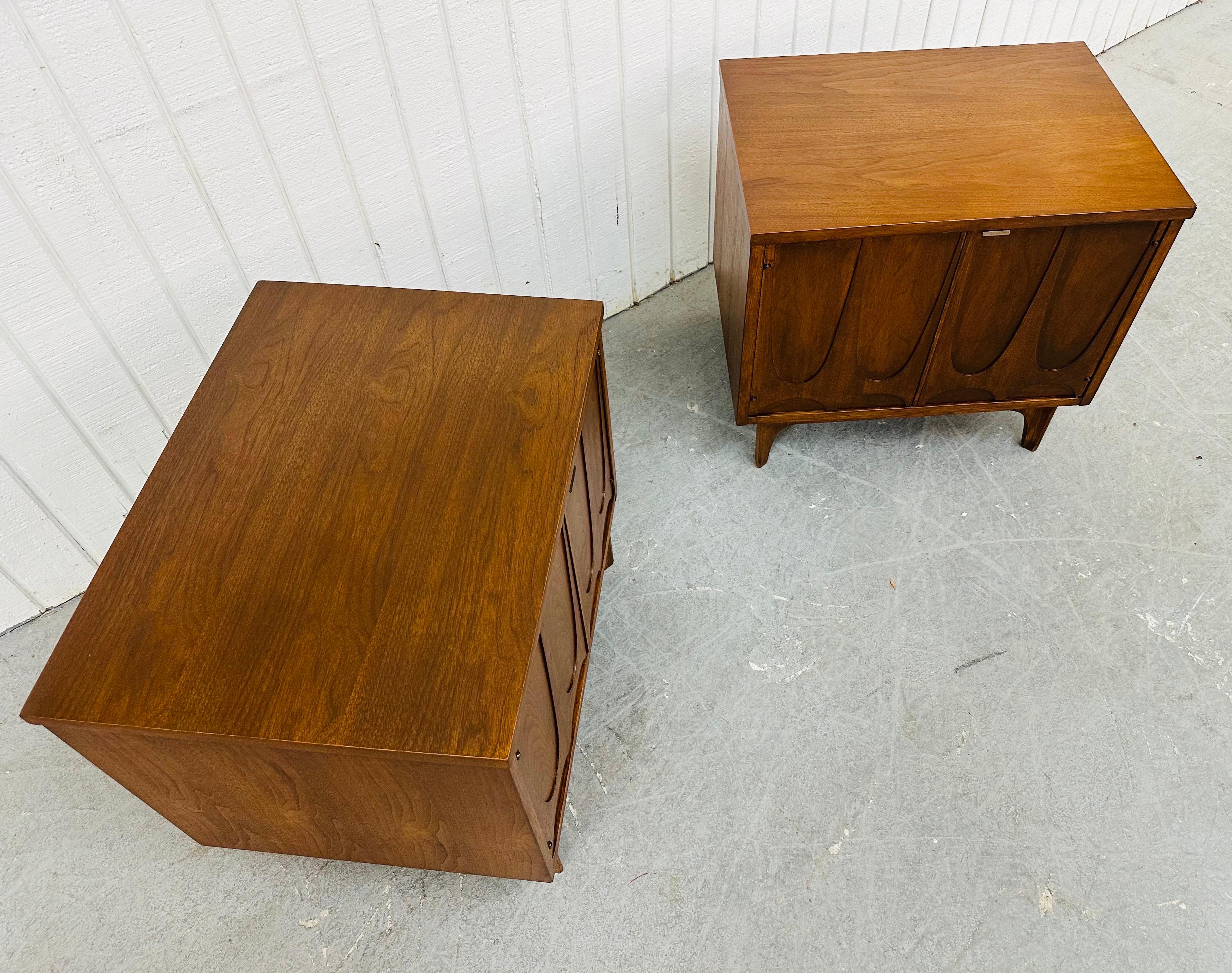 Mid-Century Modern Broyhill Brasilia Walnut Nightstands - Set of 2 In Good Condition In Clarksboro, NJ