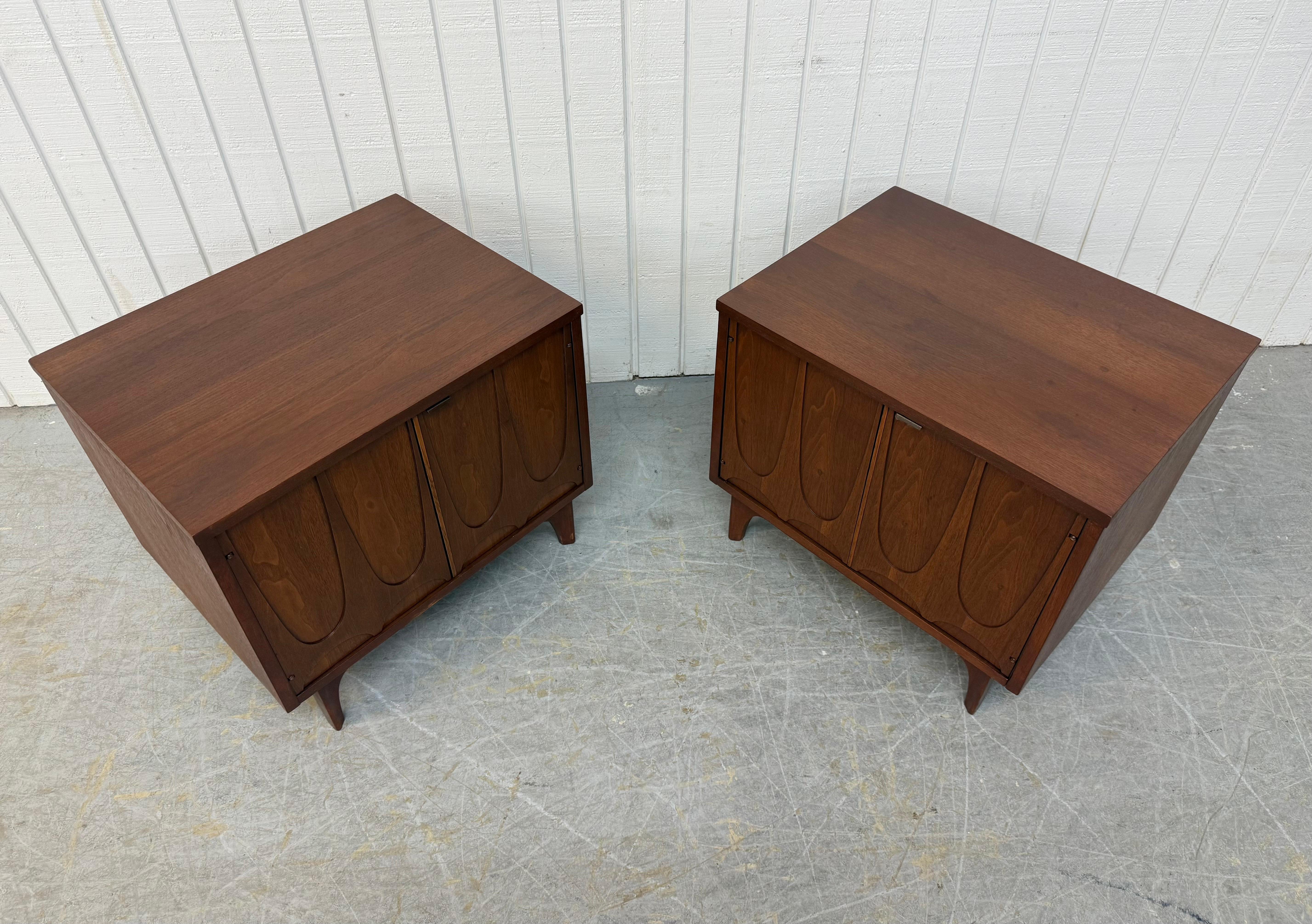 Moderne Broyhill Brasilia-Nachttische aus Nussbaumholz aus der Mitte des Jahrhunderts – 2er-Set im Zustand „Gut“ im Angebot in Clarksboro, NJ