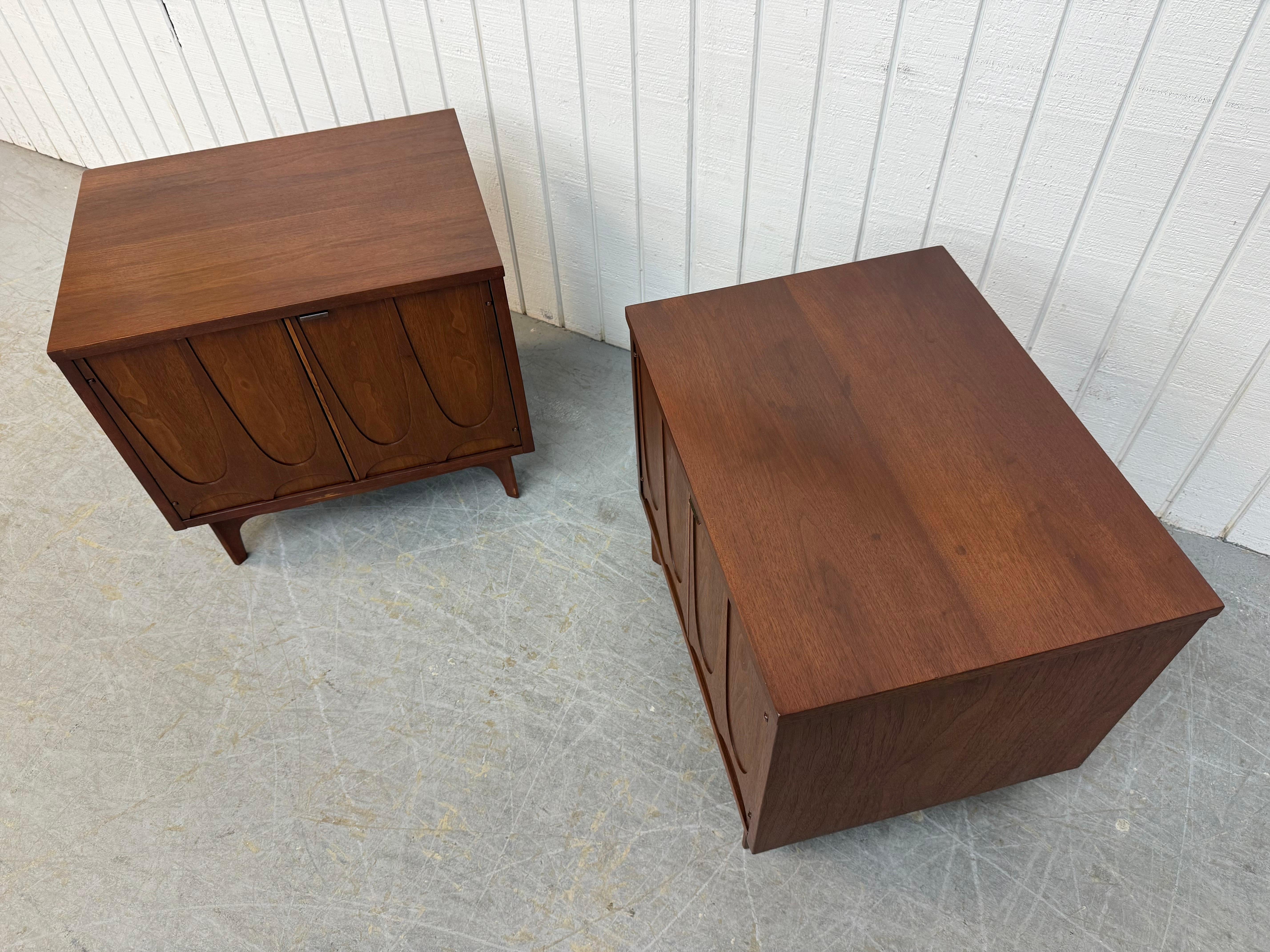 Moderne Broyhill Brasilia-Nachttische aus Nussbaumholz aus der Mitte des Jahrhunderts – 2er-Set (Mitte des 20. Jahrhunderts) im Angebot