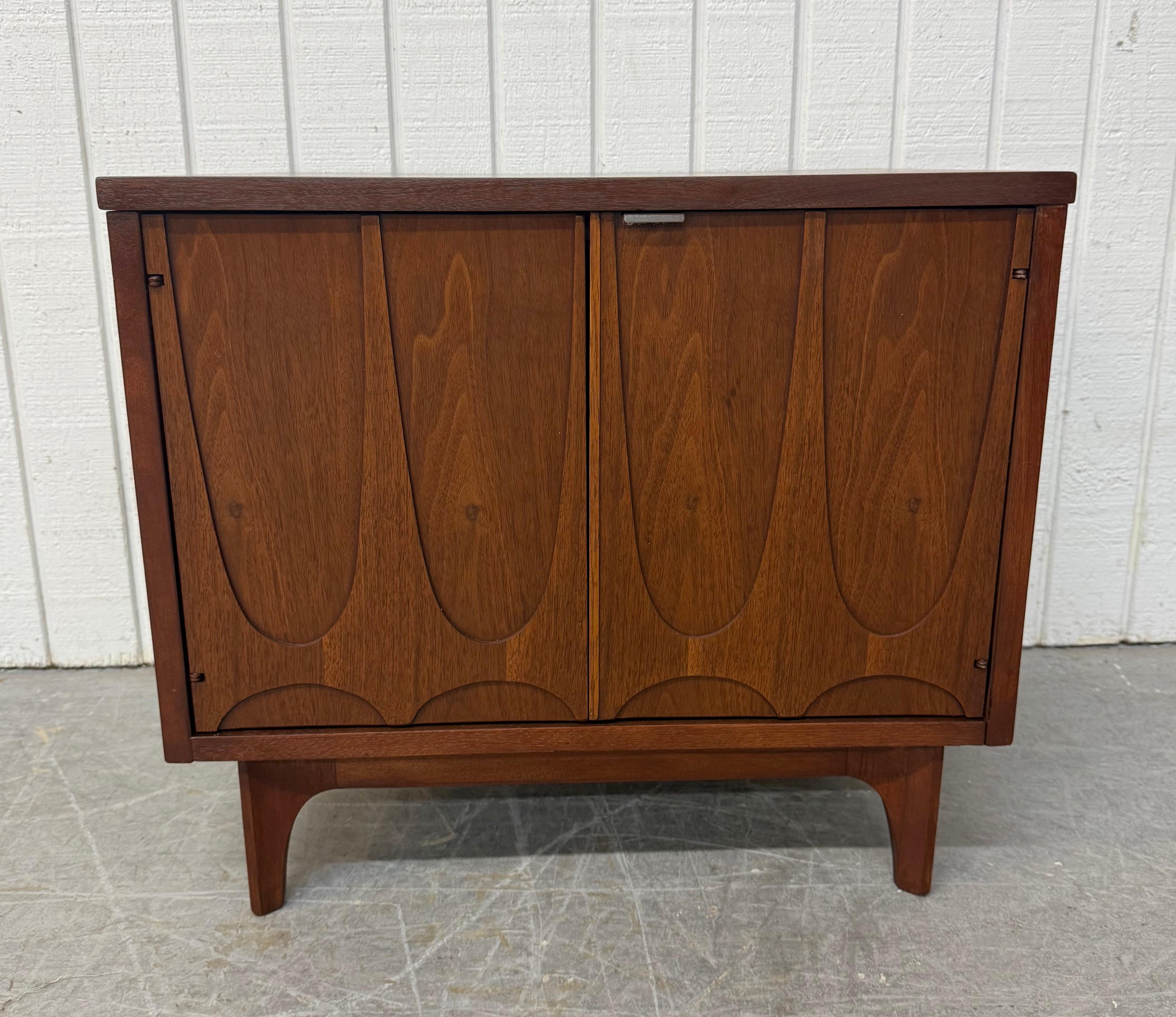 Moderne Broyhill Brasilia-Nachttische aus Nussbaumholz aus der Mitte des Jahrhunderts – 2er-Set (Holz) im Angebot