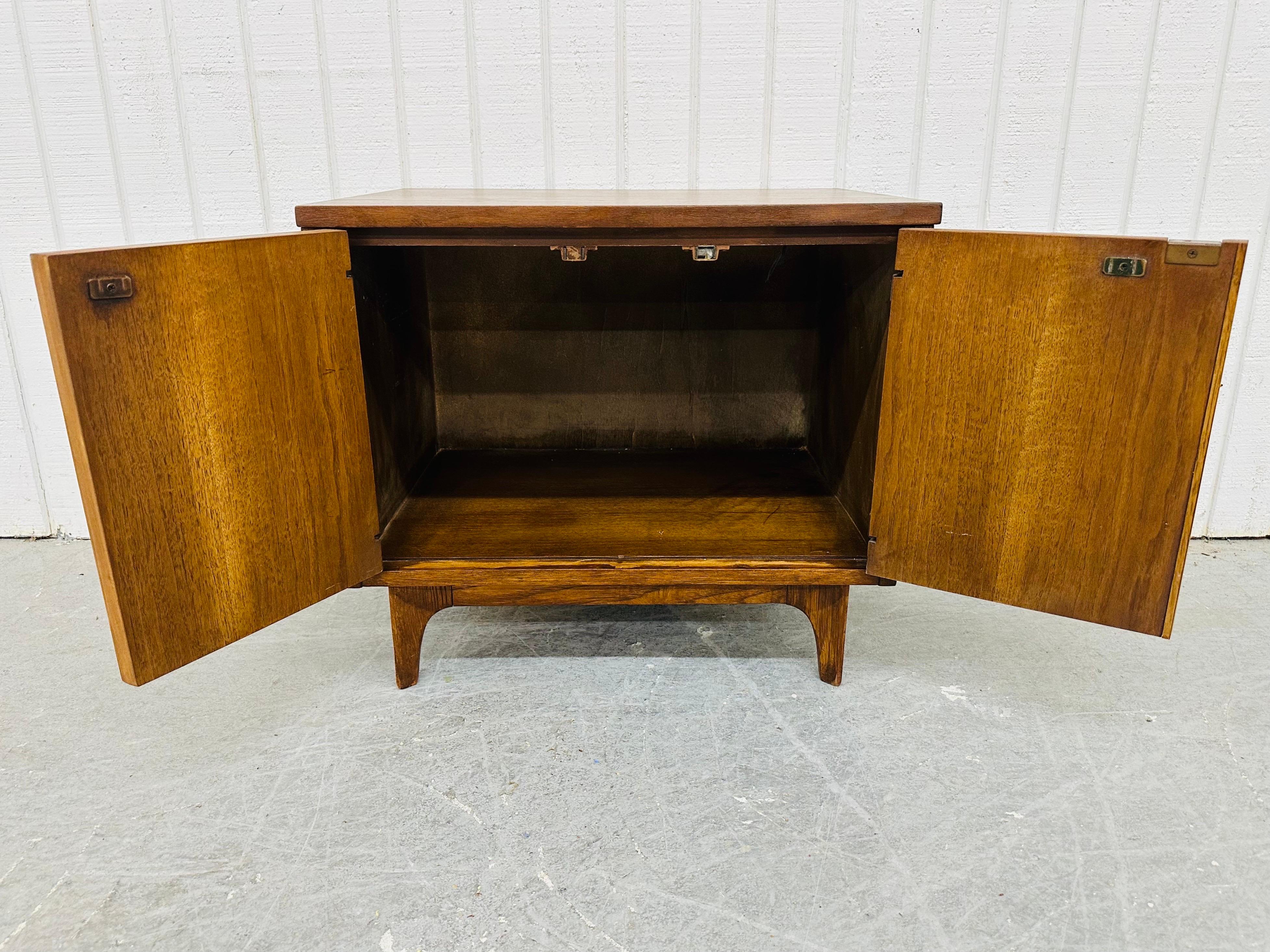 Mid-Century Modern Broyhill Brasilia Walnut Nightstands - Set of 2 2