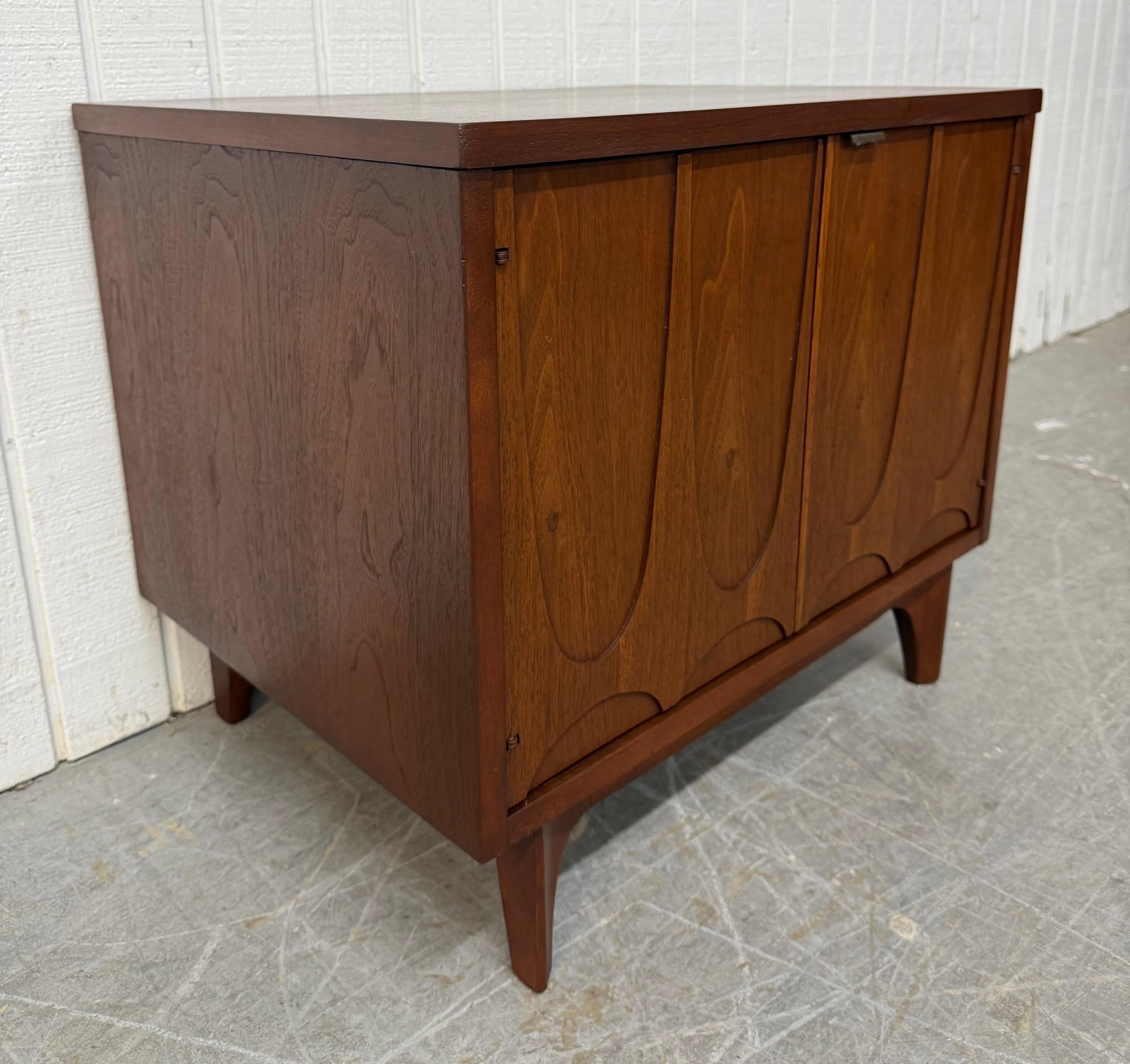 Moderne Broyhill Brasilia-Nachttische aus Nussbaumholz aus der Mitte des Jahrhunderts – 2er-Set im Angebot 1