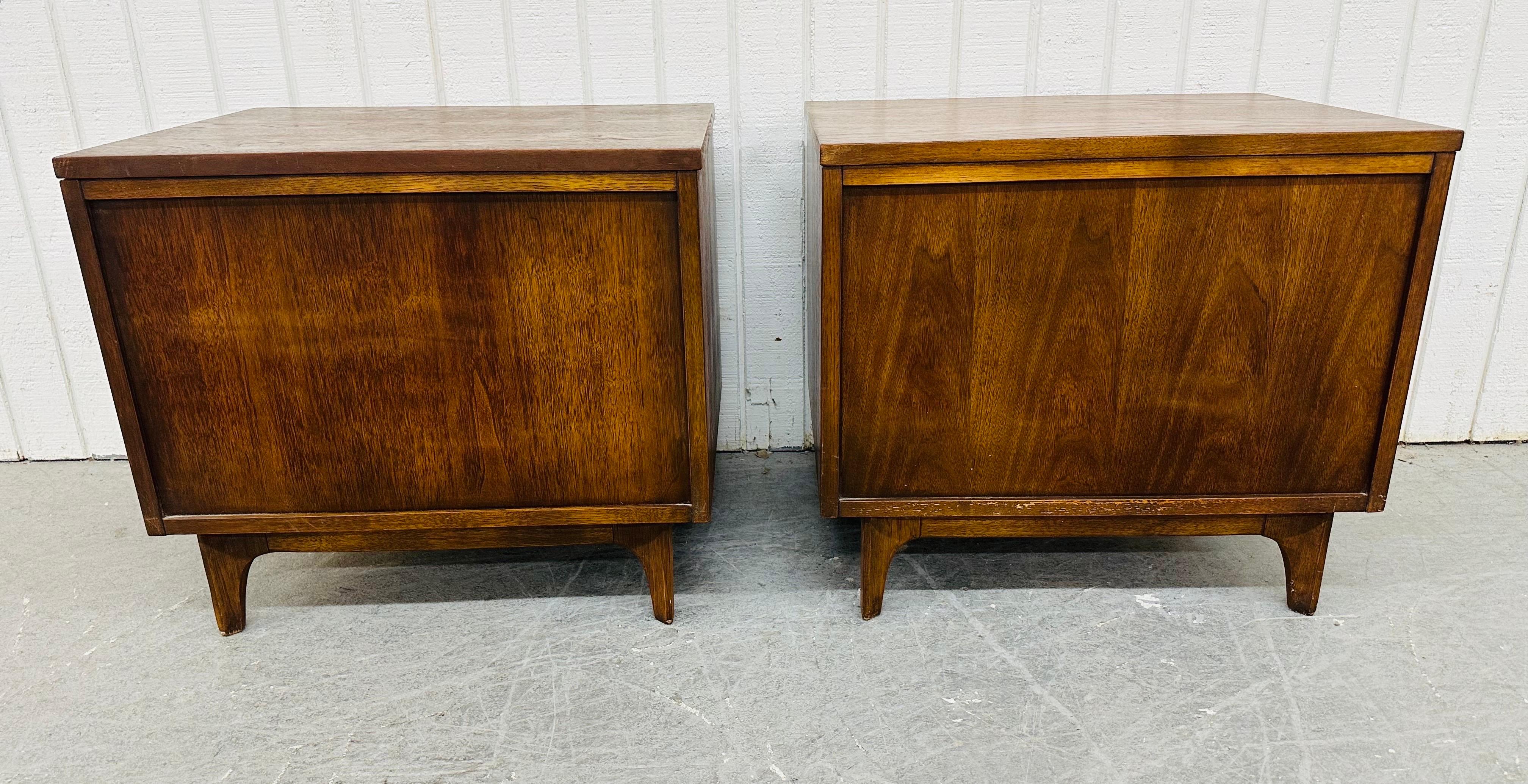 Mid-Century Modern Broyhill Brasilia Walnut Nightstands - Set of 2 3