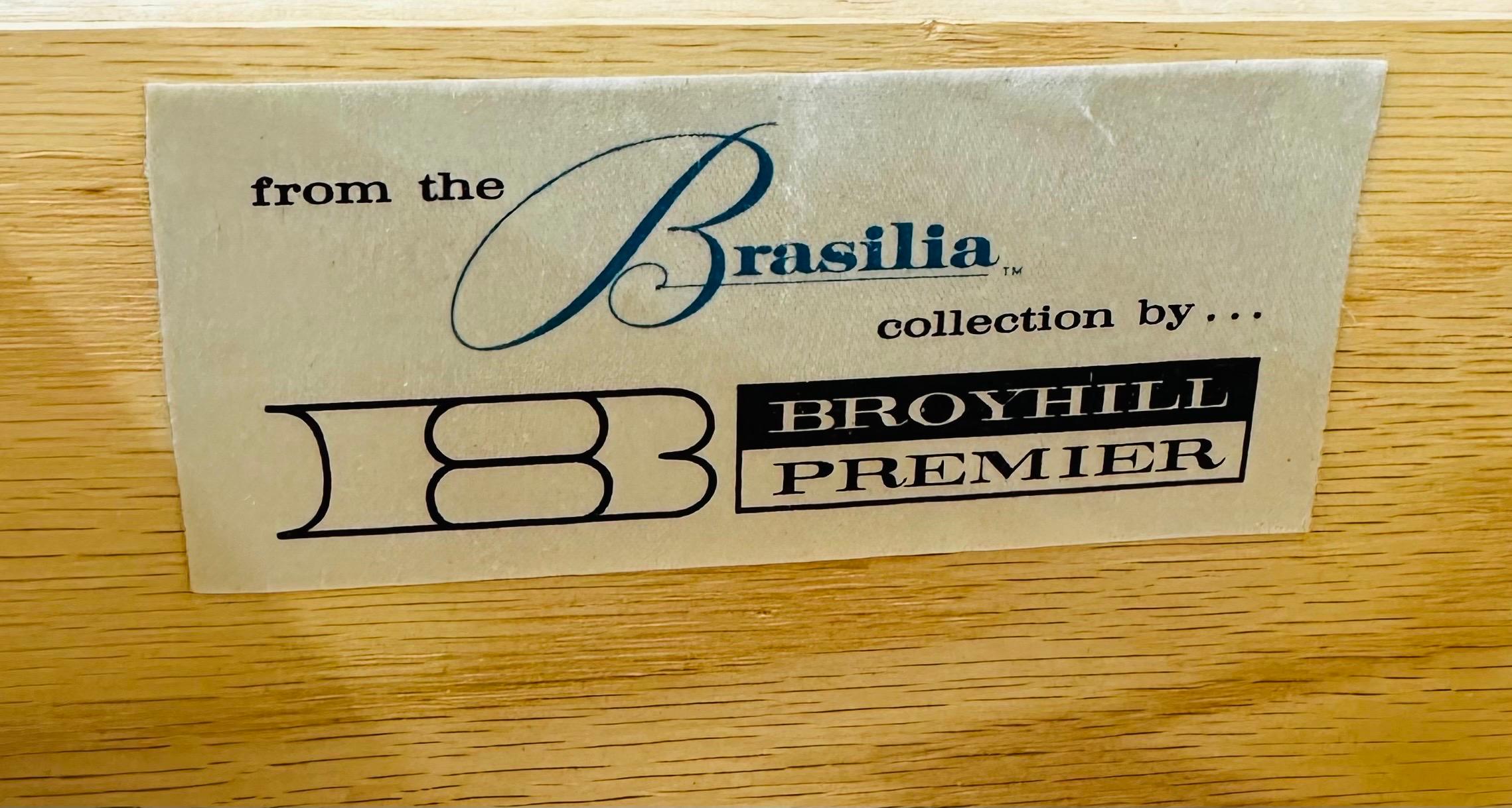 Moderner Broyhill Brasilia Nussbaum Server aus der Jahrhundertmitte 3