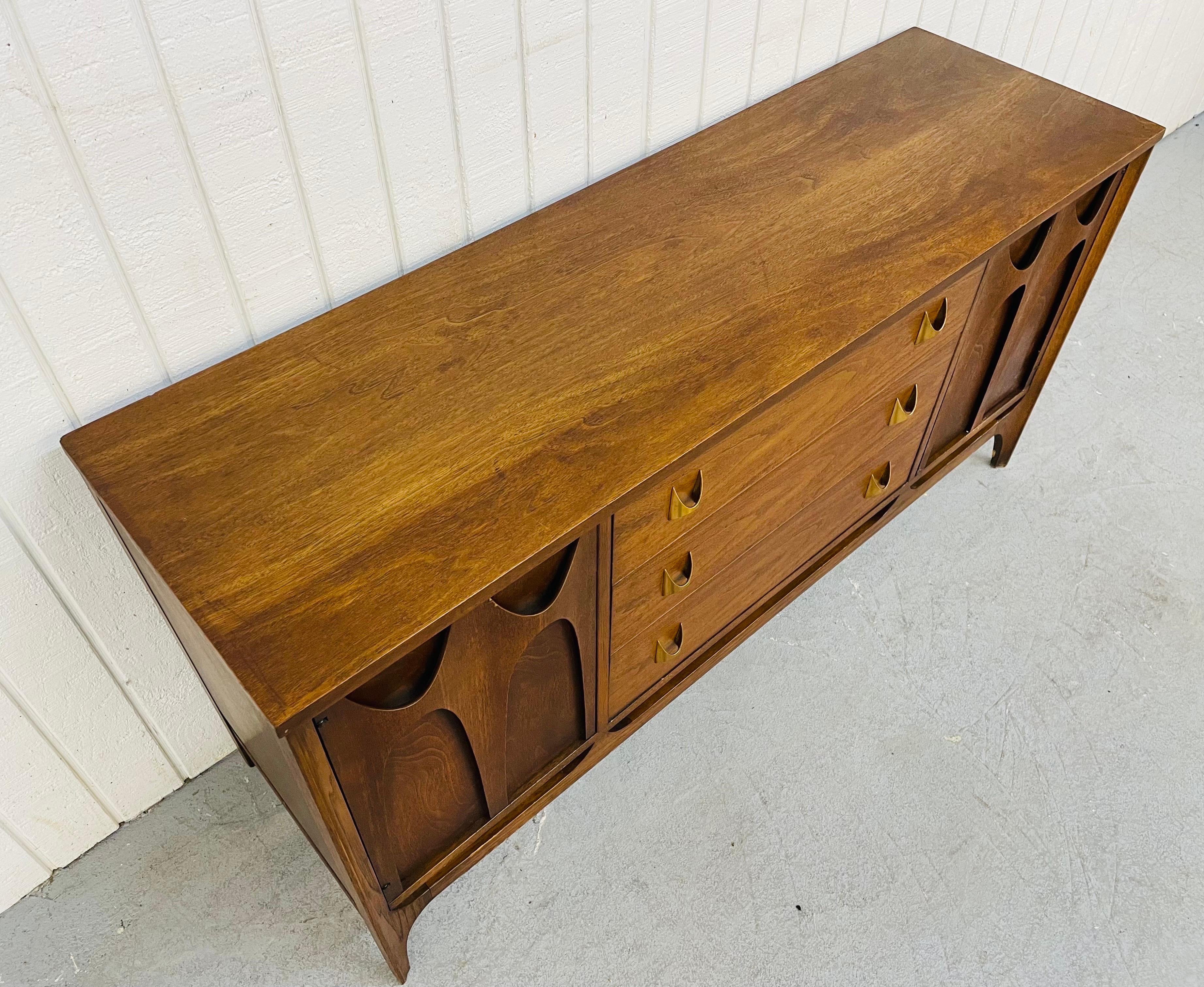 Mid-Century Modern Broyhill Brasilia Walnut Server In Good Condition In Clarksboro, NJ