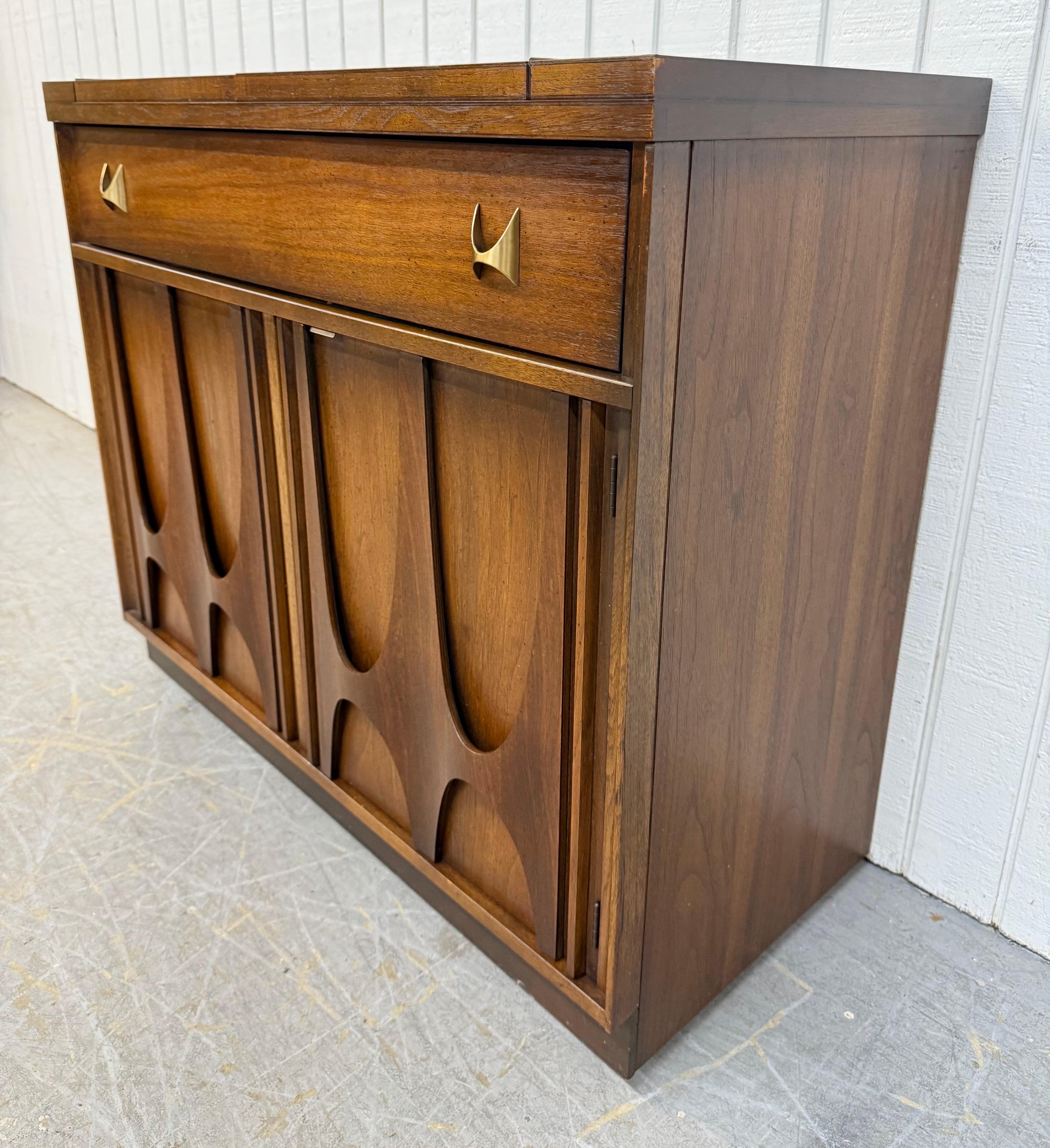 Mid-Century Modern Broyhill Brasilia Walnut Serving Cart In Good Condition For Sale In Clarksboro, NJ