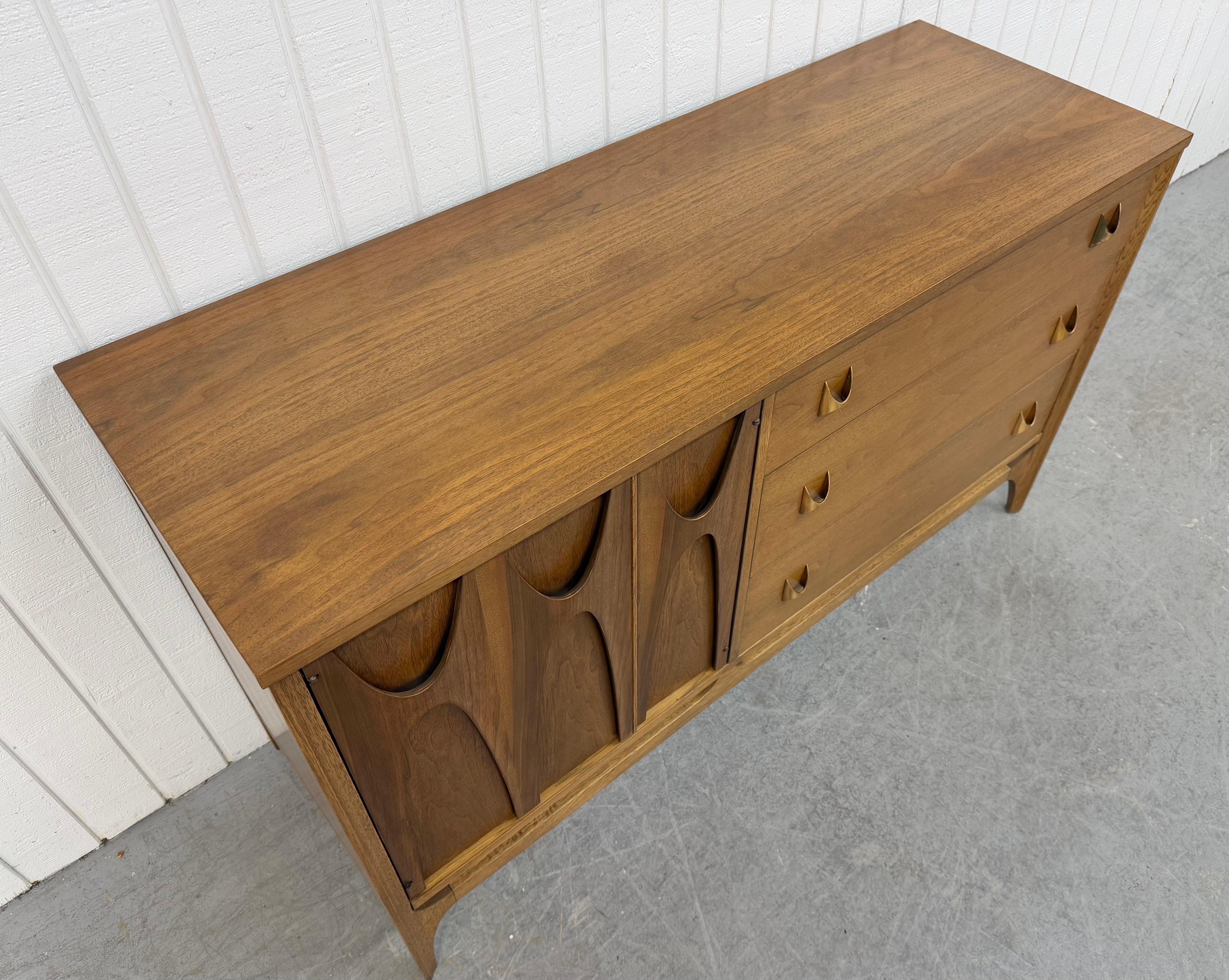 Mid-Century Modern Broyhill Brasilia Walnut Sideboard In Good Condition In Clarksboro, NJ