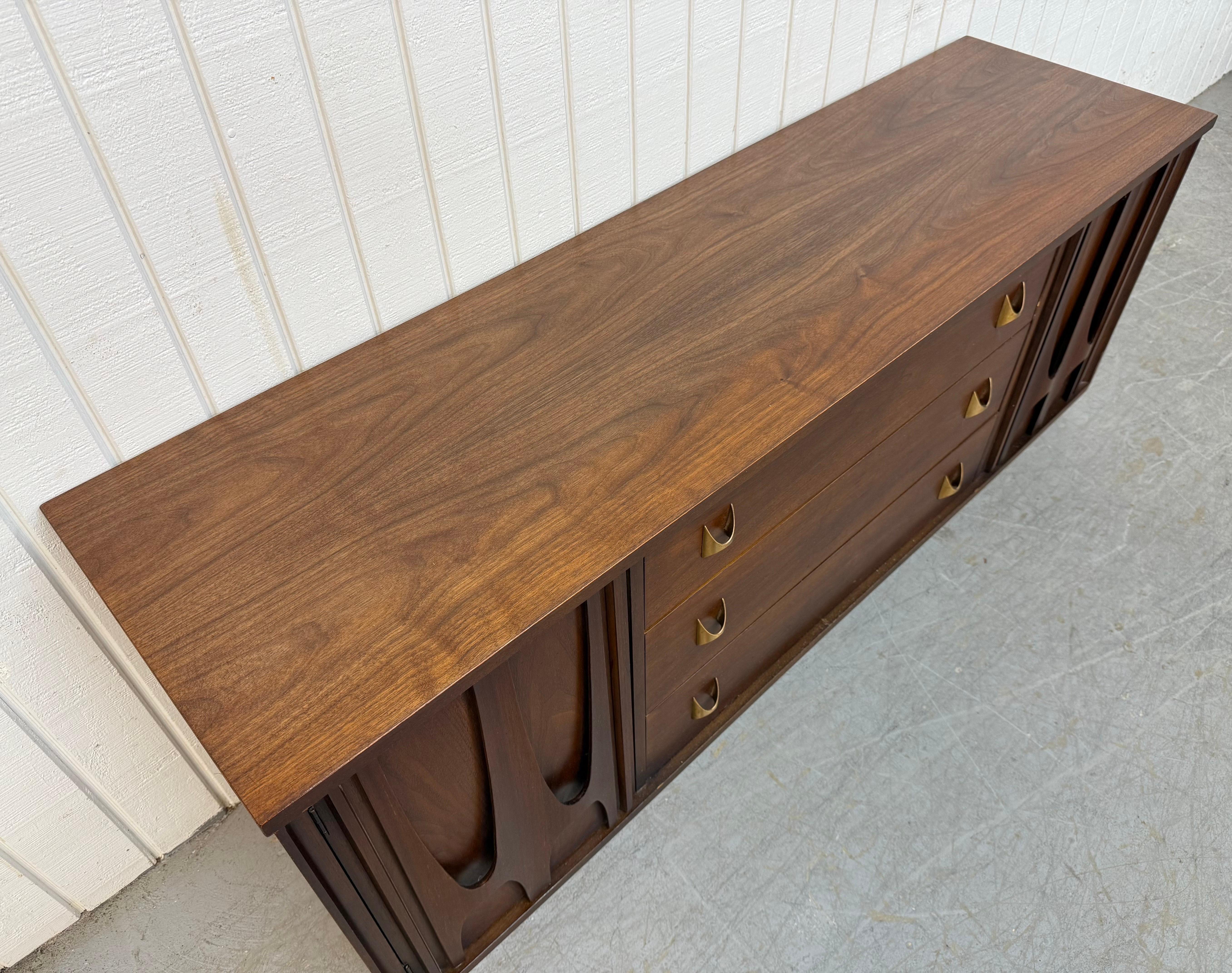 Mid-Century Modern Broyhill Brasilia Walnut Sideboard In Good Condition In Clarksboro, NJ