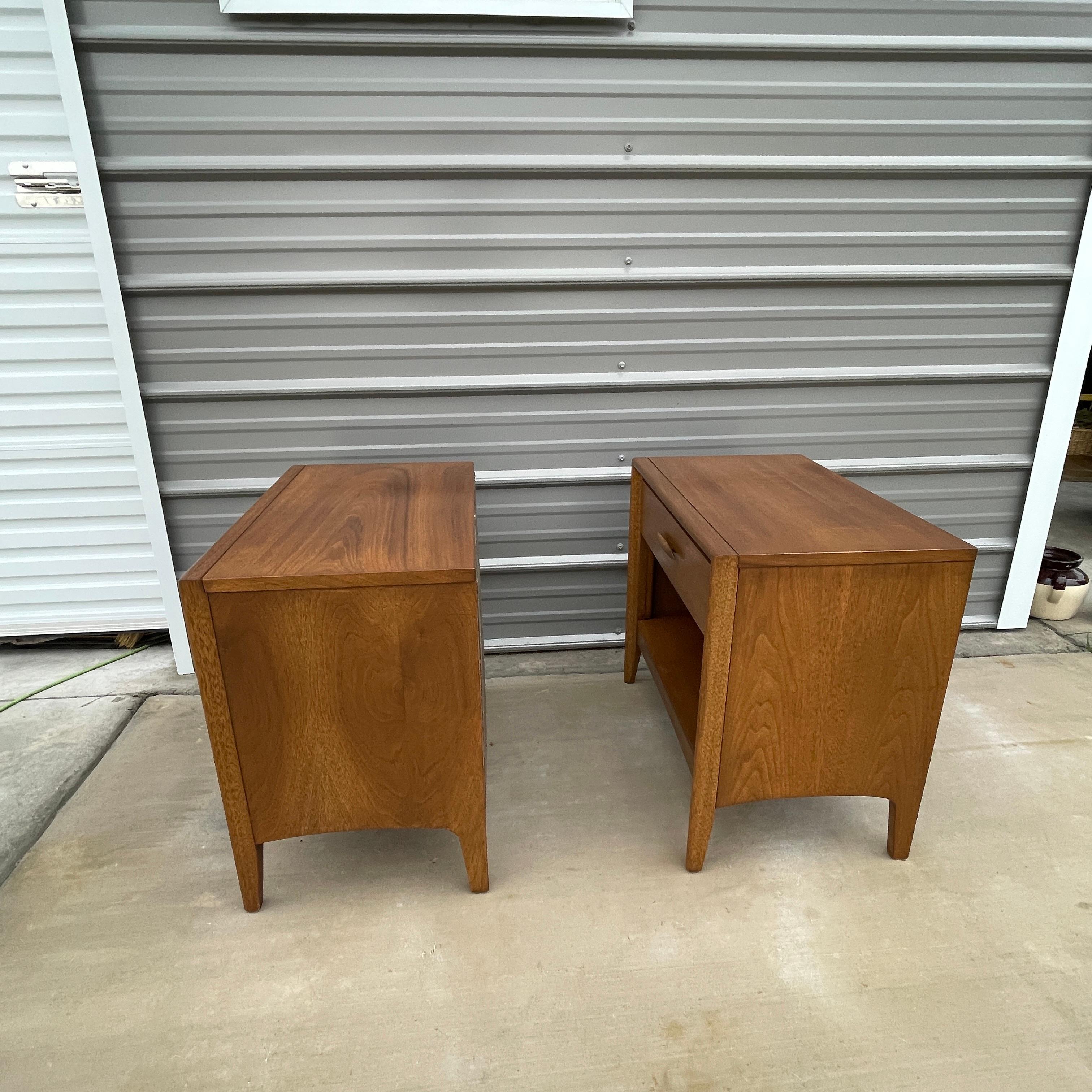 Mid Century Modern Broyhill Emphasis Nightstands- a Pair In Good Condition In Cordova, SC