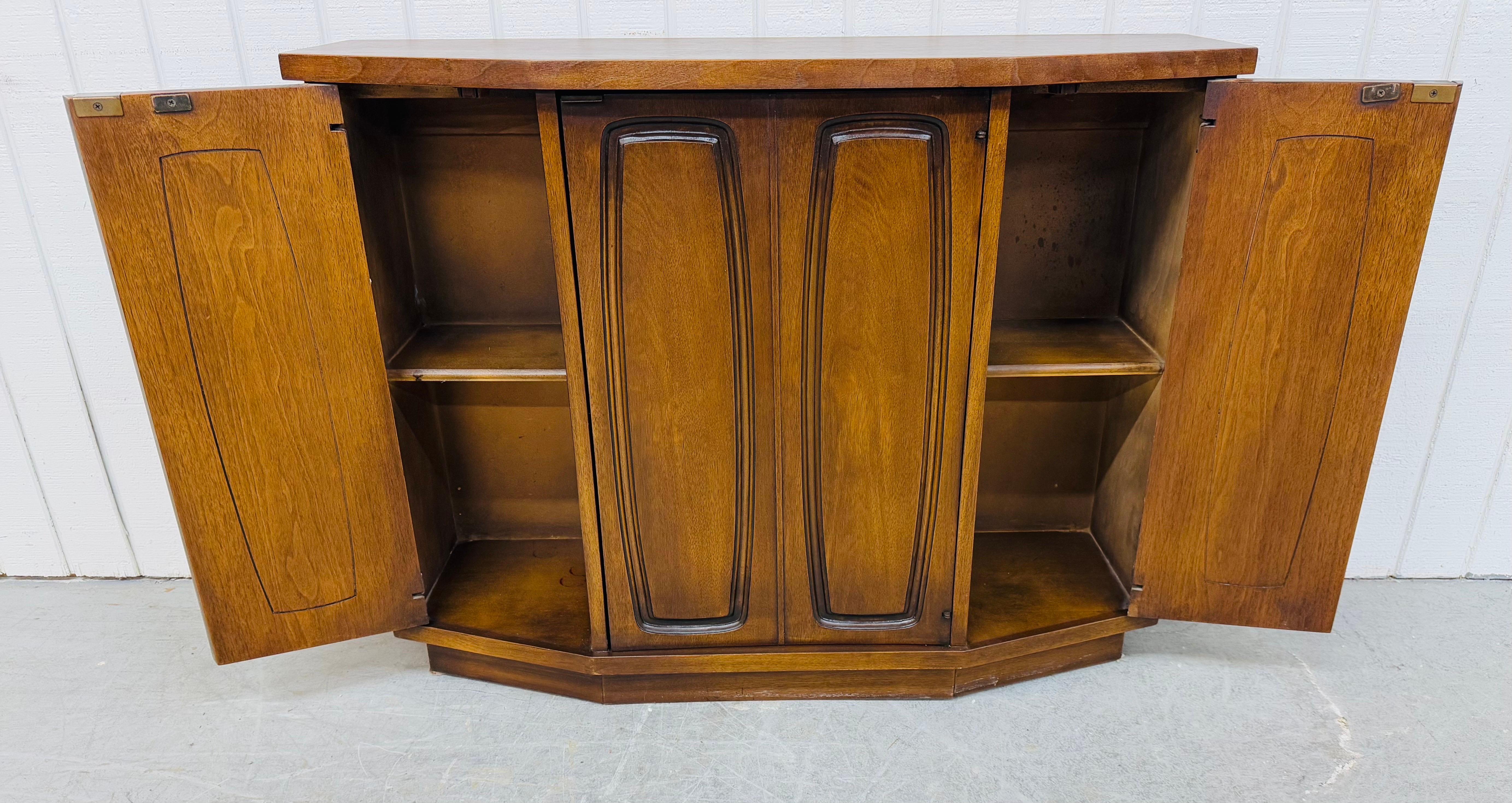 Mid-Century Modern Broyhill Emphasis Walnut Console In Good Condition In Clarksboro, NJ