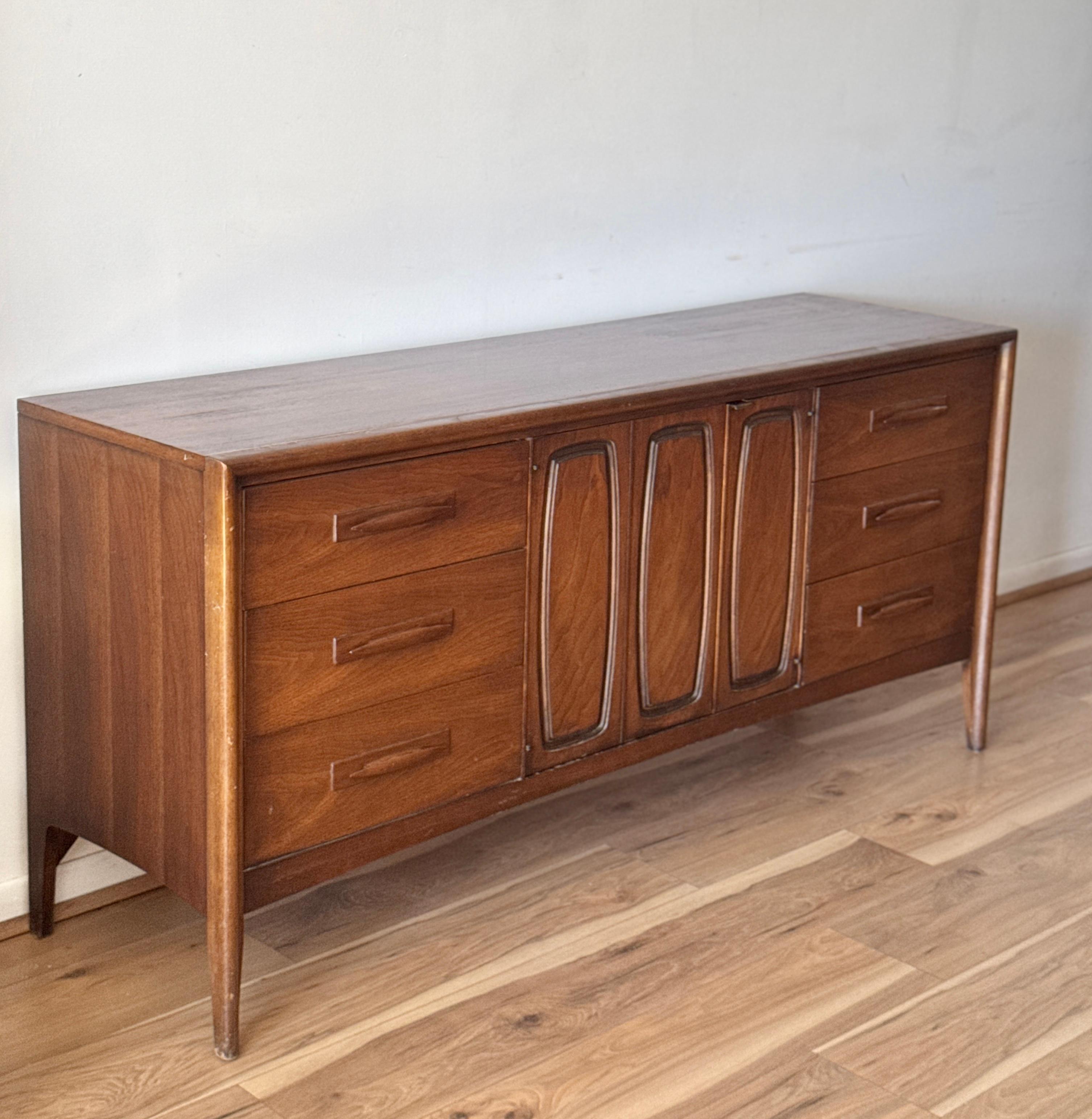 Mid-Century Modern Mid Century Modern Broyhill Emphasis Walnut Dresser For Sale