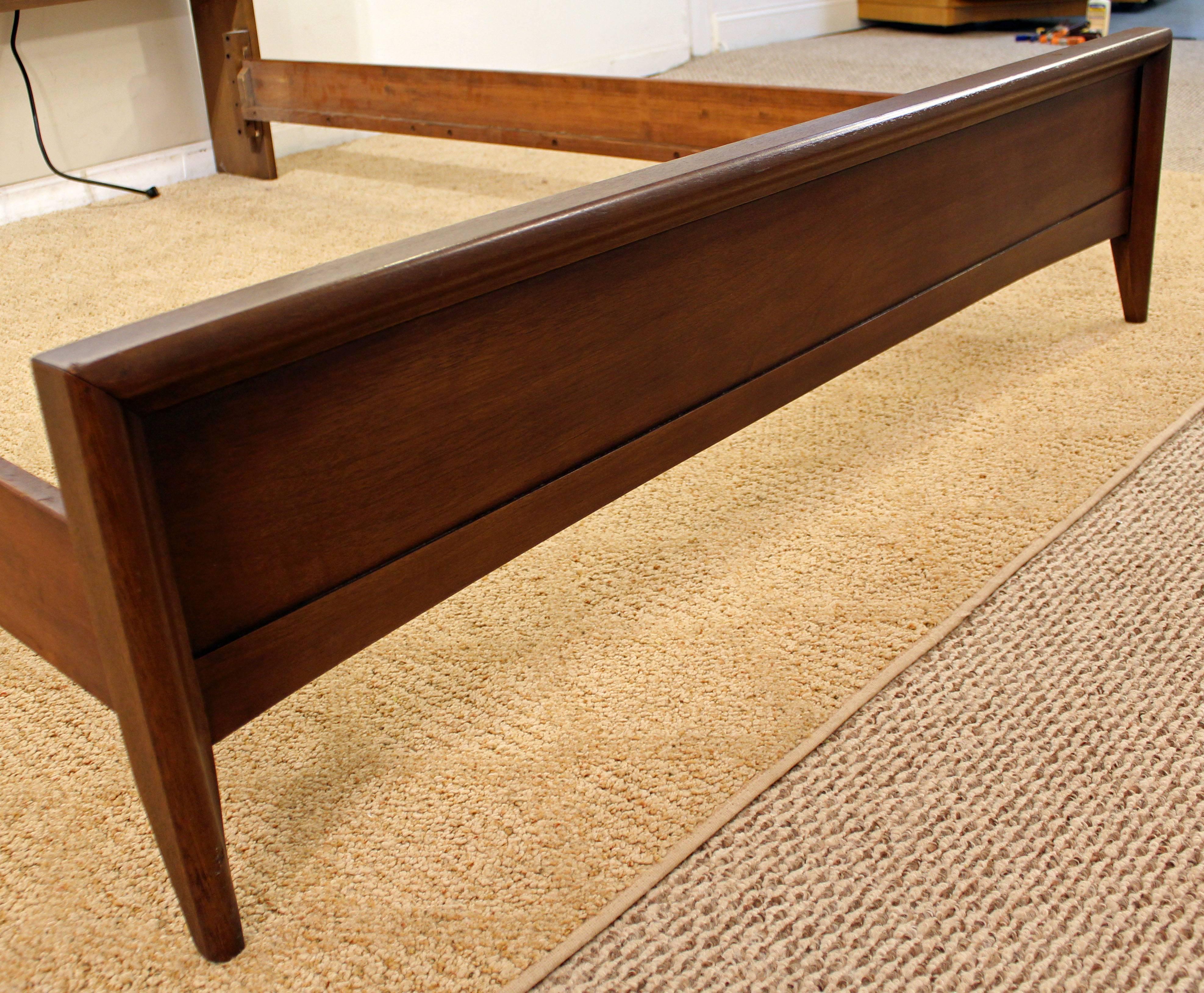 Cadre de lit bibliothèque taille normale Broyhill Emphasis Walnut Mid-Century Modern 2