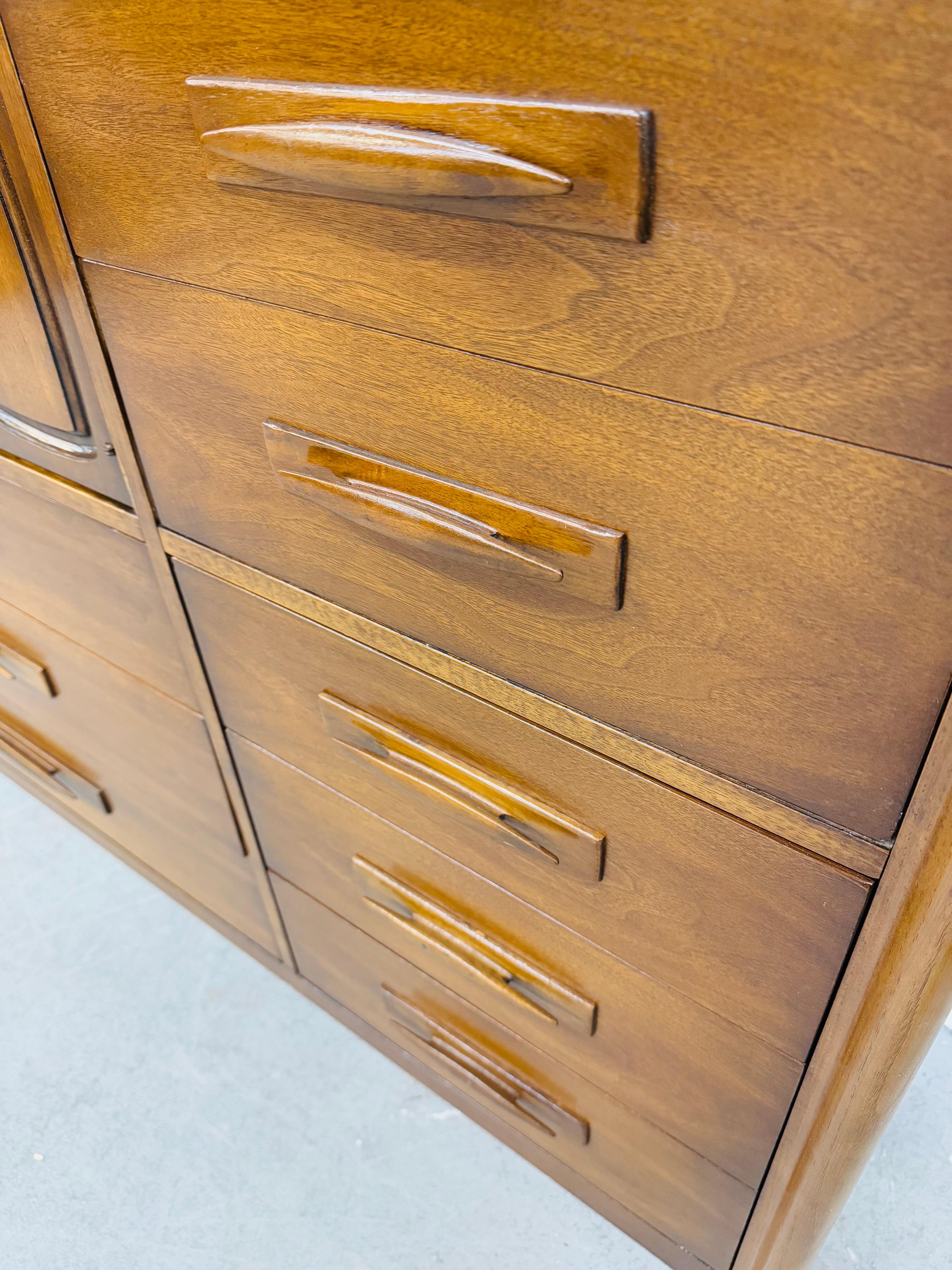 Cassapanca Broyhill Emphasis Walnut Magna, metà secolo moderno in vendita 3