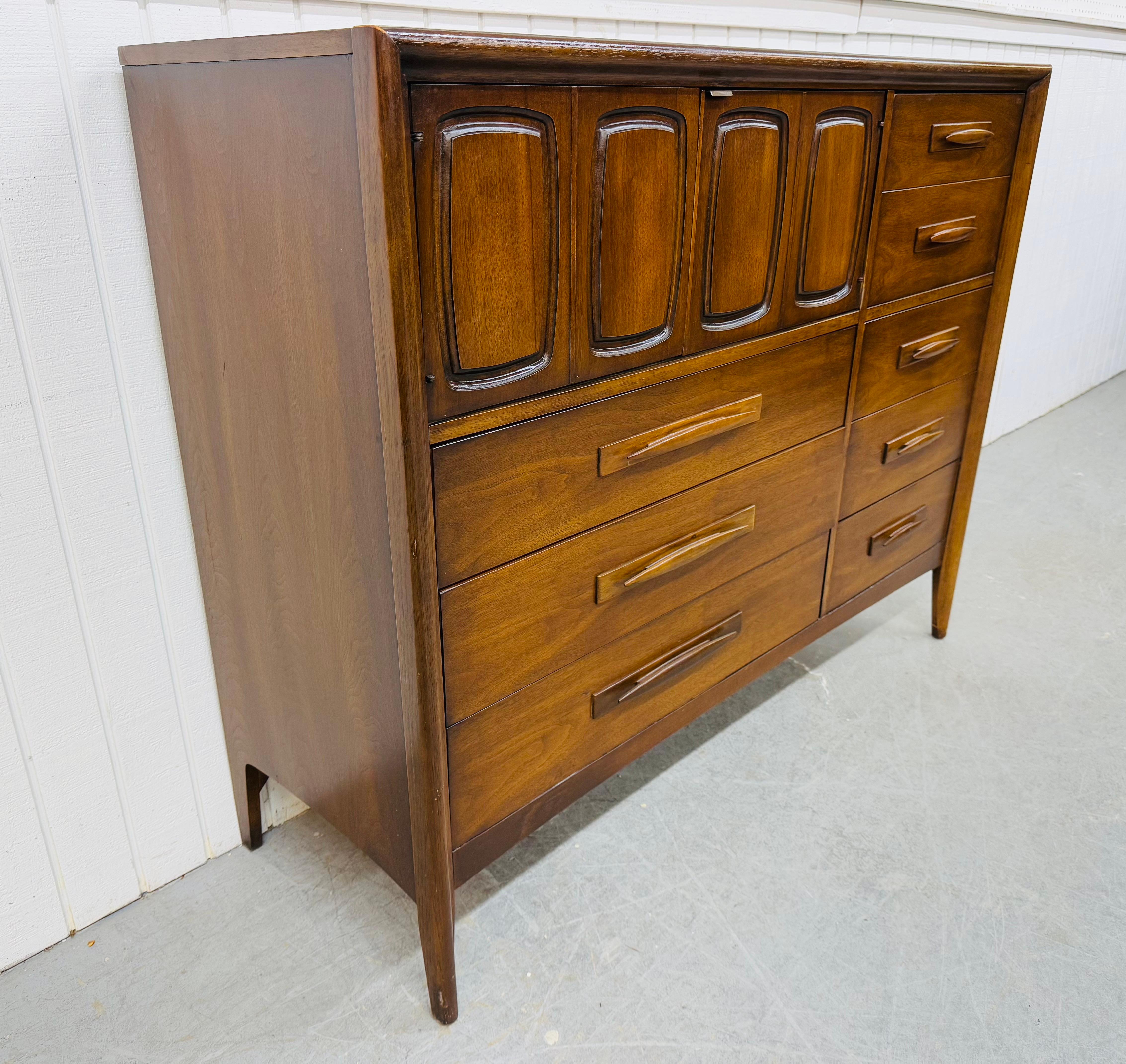 Questa inserzione si riferisce a una cassapanca Broyhill Emphasis Walnut Magna di metà secolo. Caratterizzato da un design lineare, due ante che si aprono per creare spazio di archiviazione, tre grandi cassetti sul lato inferiore sinistro, cinque