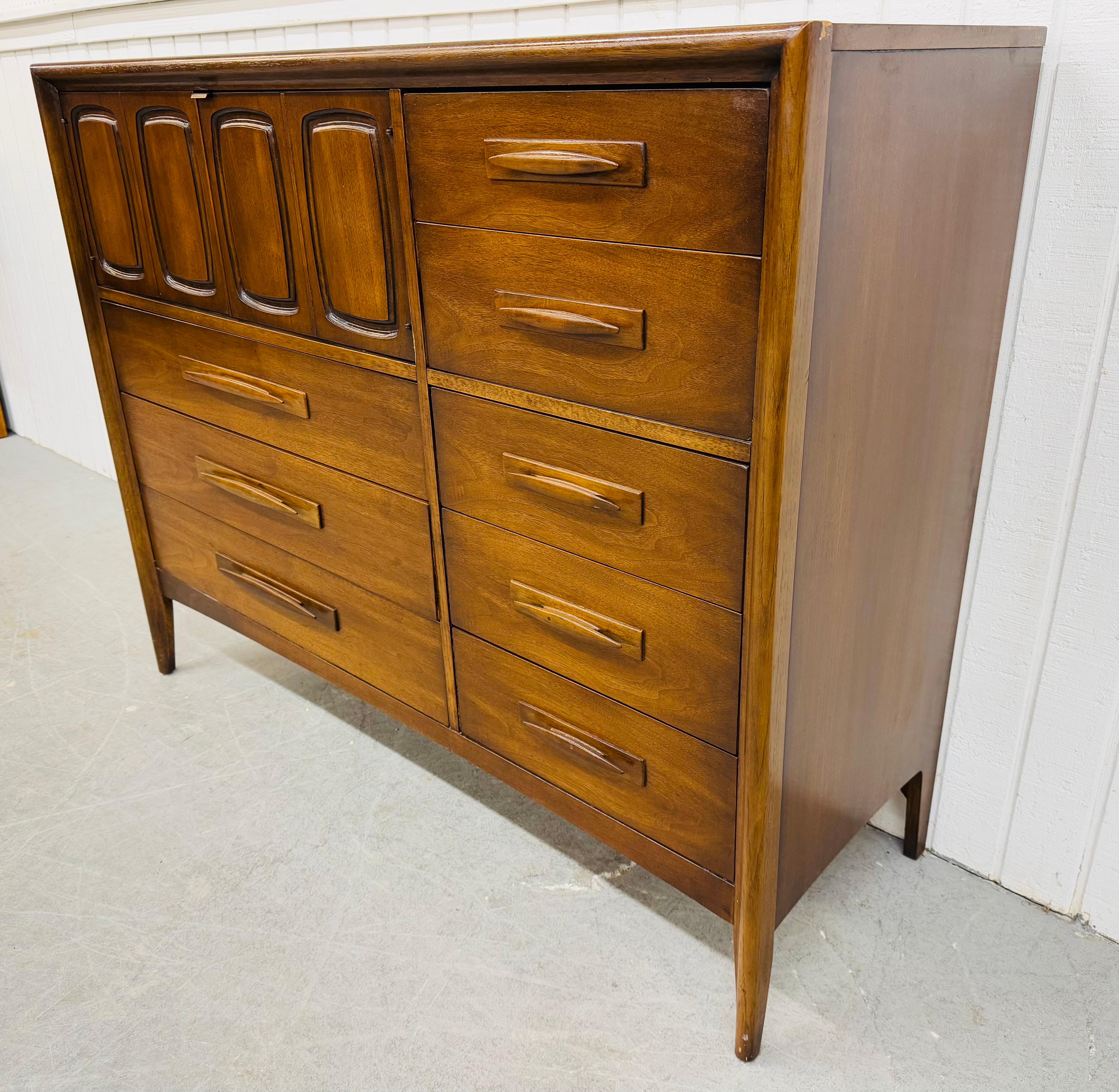 Mid-Century moderno Cassapanca Broyhill Emphasis Walnut Magna, metà secolo moderno in vendita