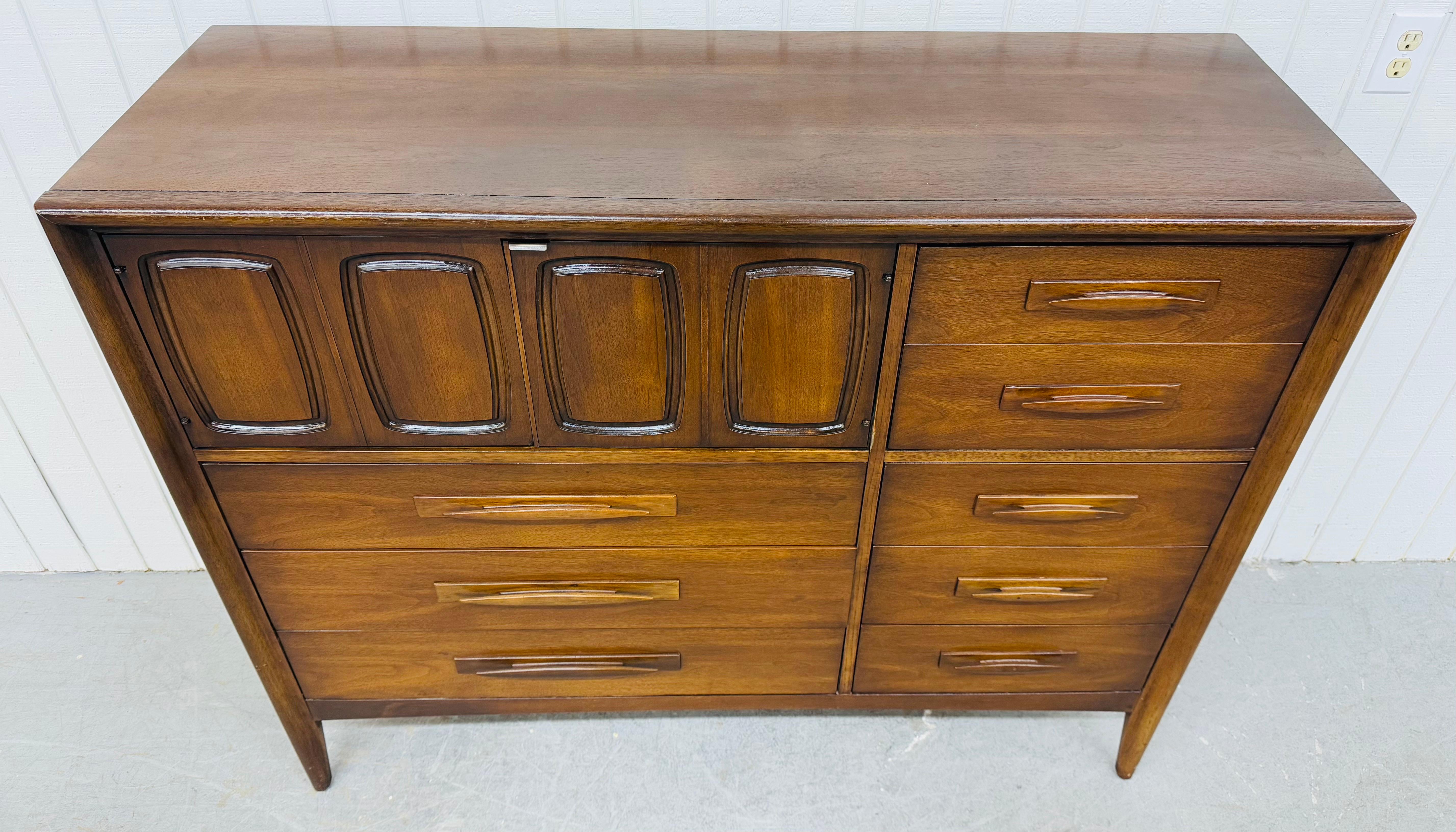 Cassapanca Broyhill Emphasis Walnut Magna, metà secolo moderno In condizioni buone in vendita a Clarksboro, NJ