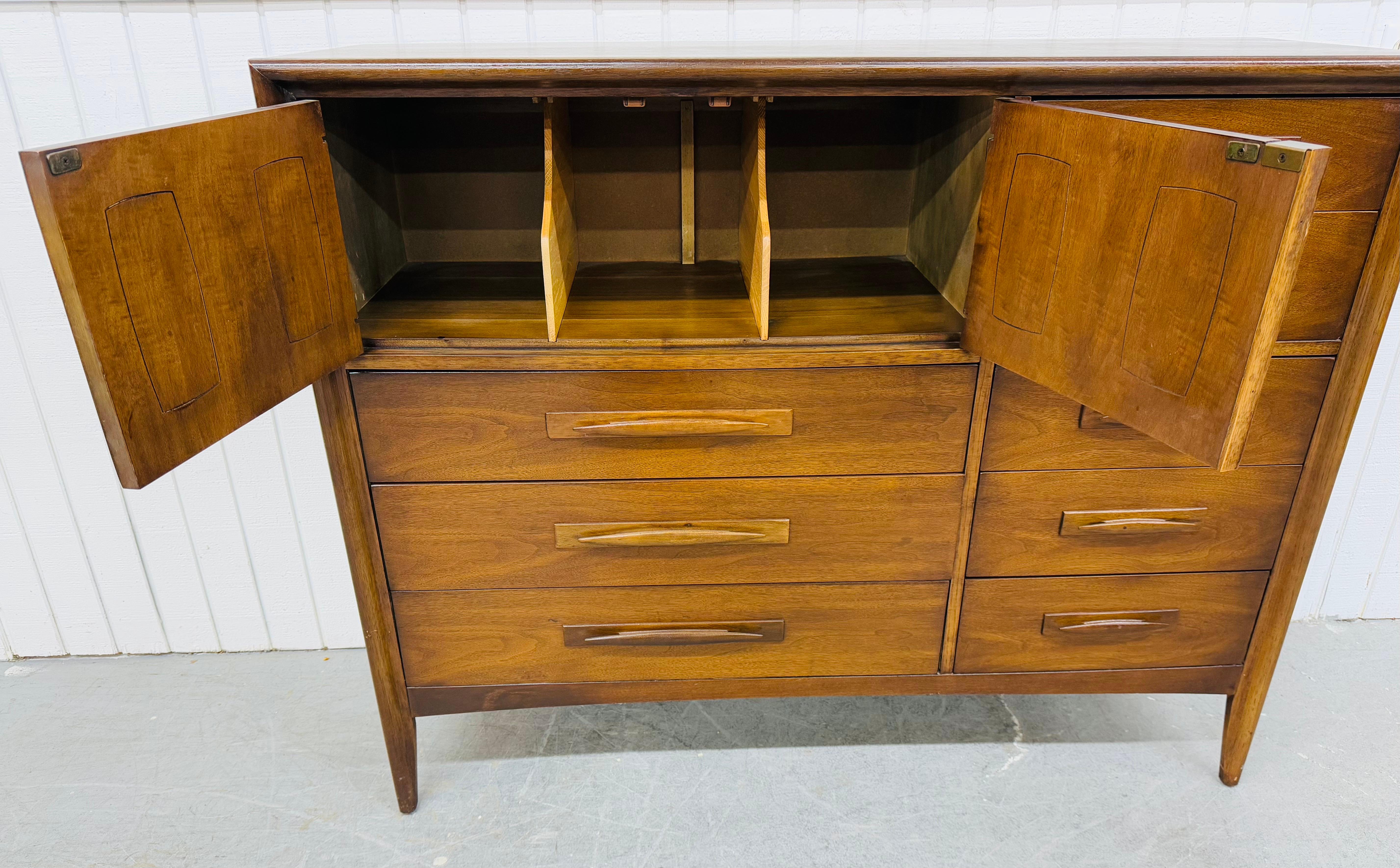 Legno Cassapanca Broyhill Emphasis Walnut Magna, metà secolo moderno in vendita