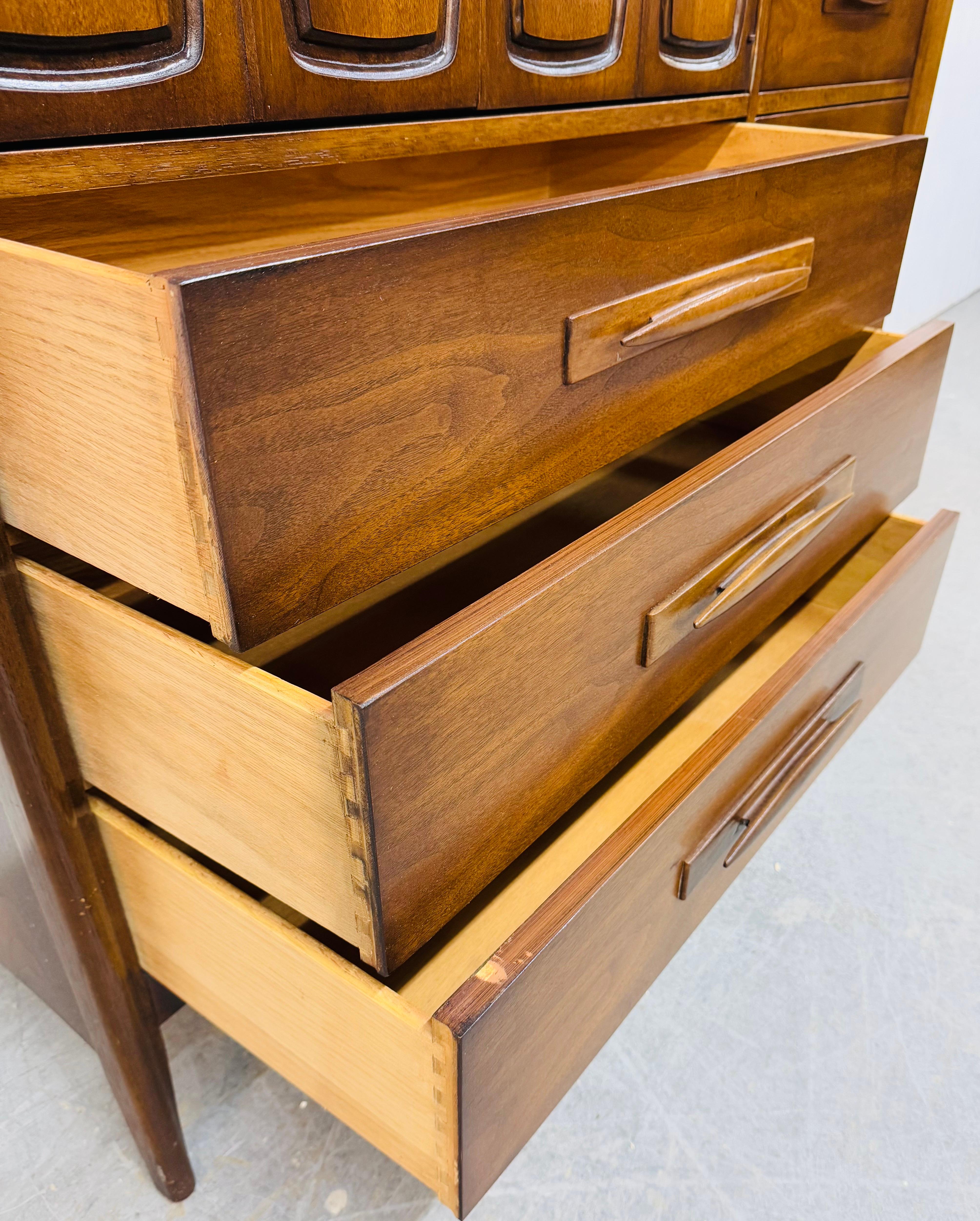 Cassapanca Broyhill Emphasis Walnut Magna, metà secolo moderno in vendita 1