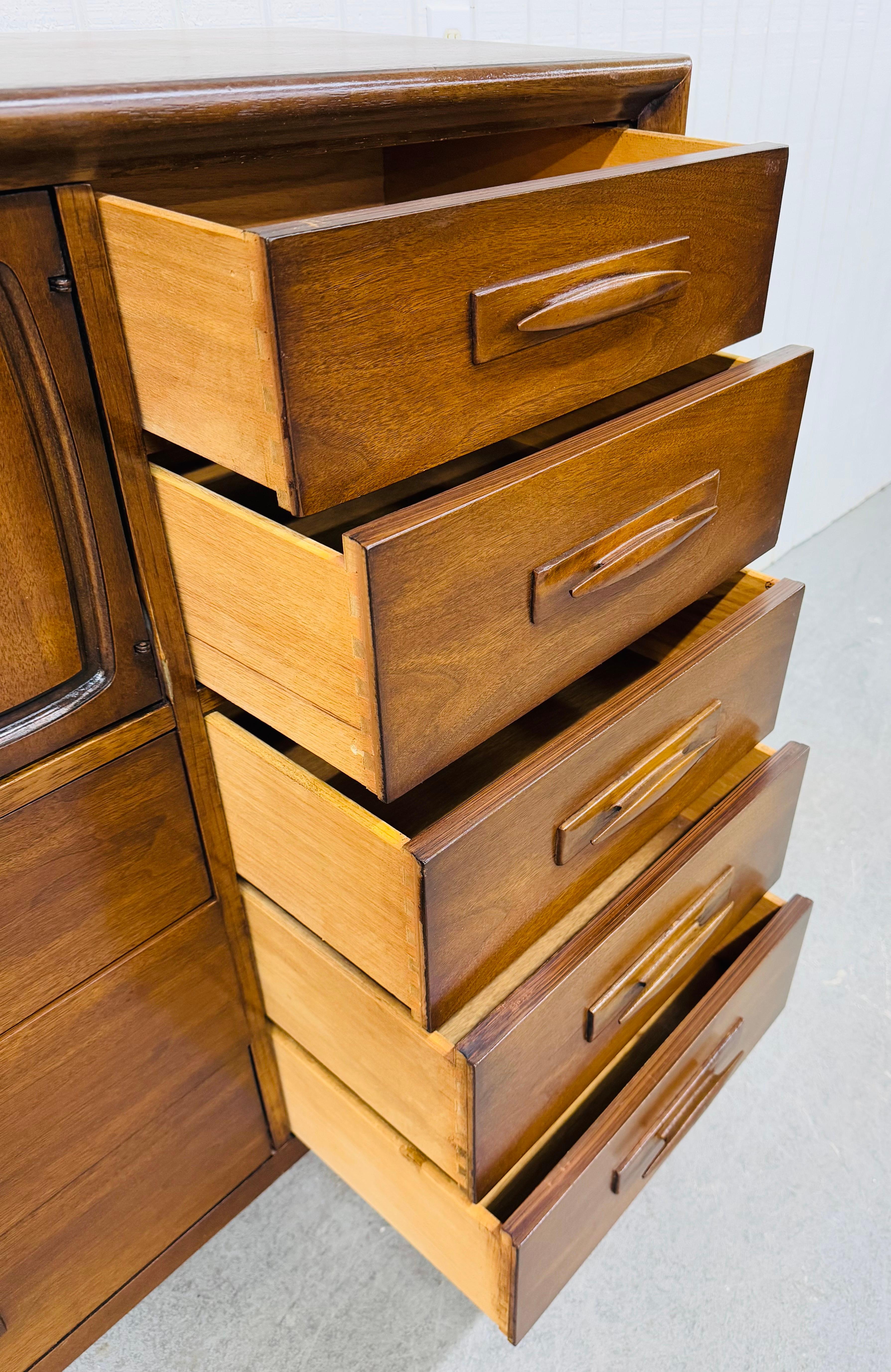 Cassapanca Broyhill Emphasis Walnut Magna, metà secolo moderno in vendita 2