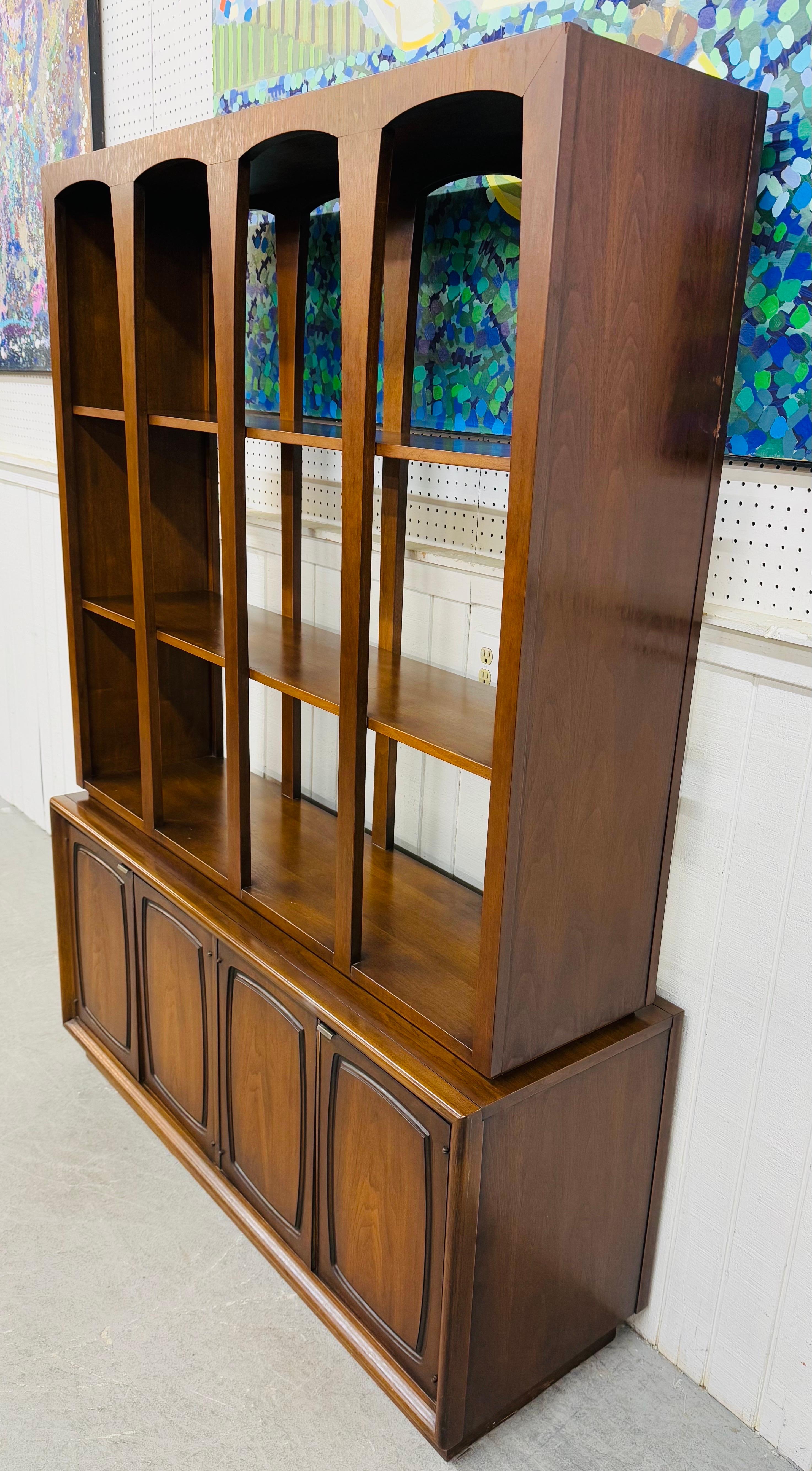 Mid-Century moderno Divisorio in noce di Broyhill Emphasis, metà del secolo scorso in vendita