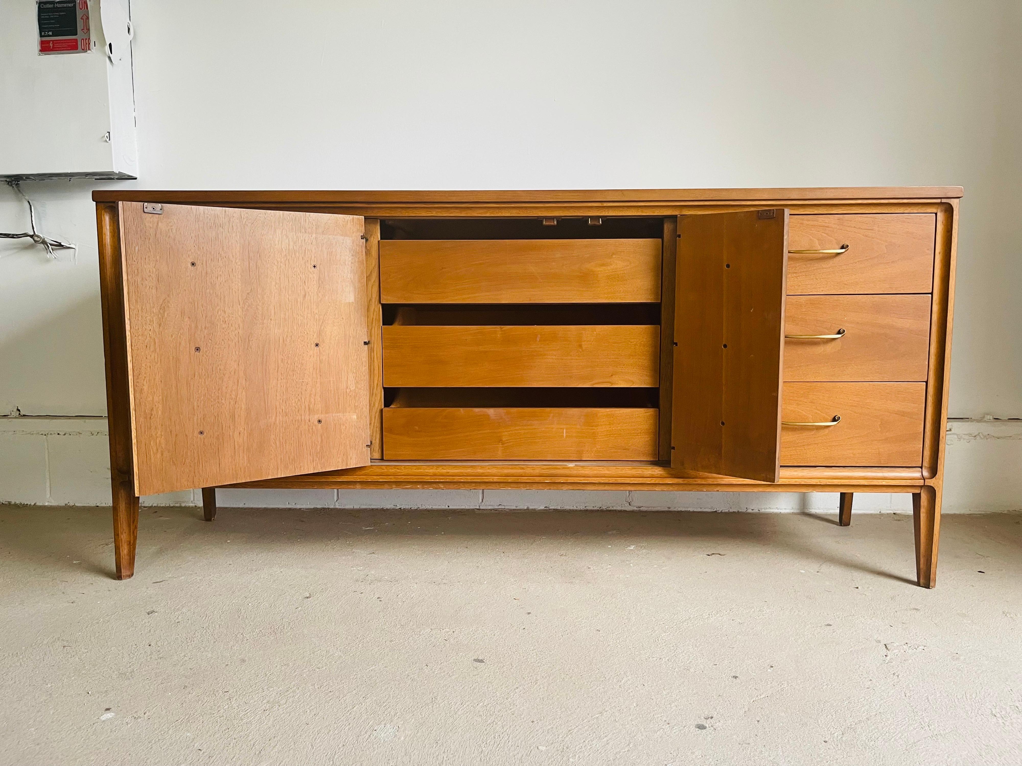 Mid-Century Modern Broyhill Premier 70s Line Dresser / Credenza In Good Condition In Brooklyn, NY