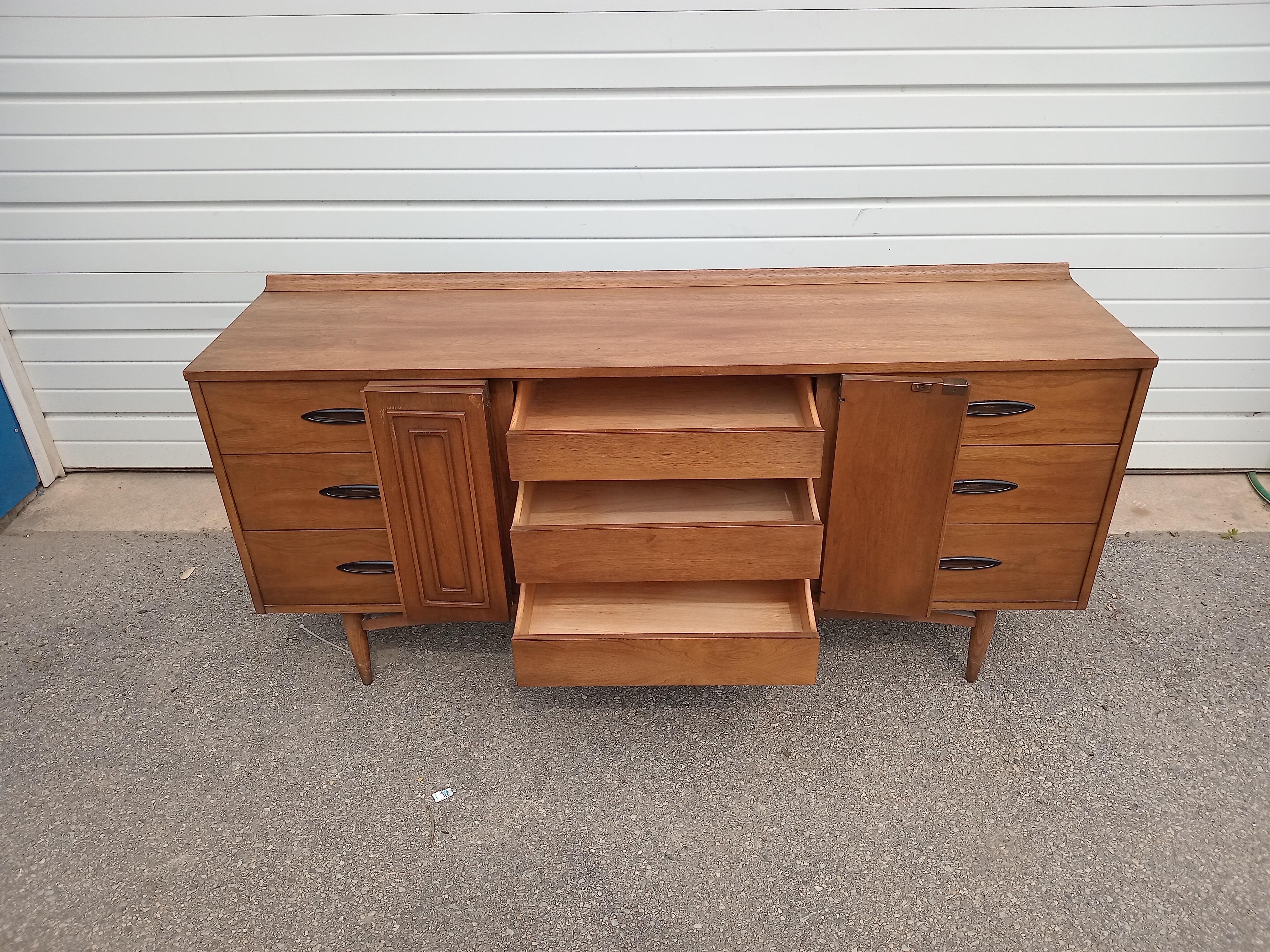 Crédence Broyhill Premier Sculptra moderne du milieu du siècle dernier

Nous vous proposons une commode/crédence en noyer fabriquée par Broyhill Premier's 'Sculptra'. Cette pièce est très polyvalente et se prête à n'importe quel espace ou projet de