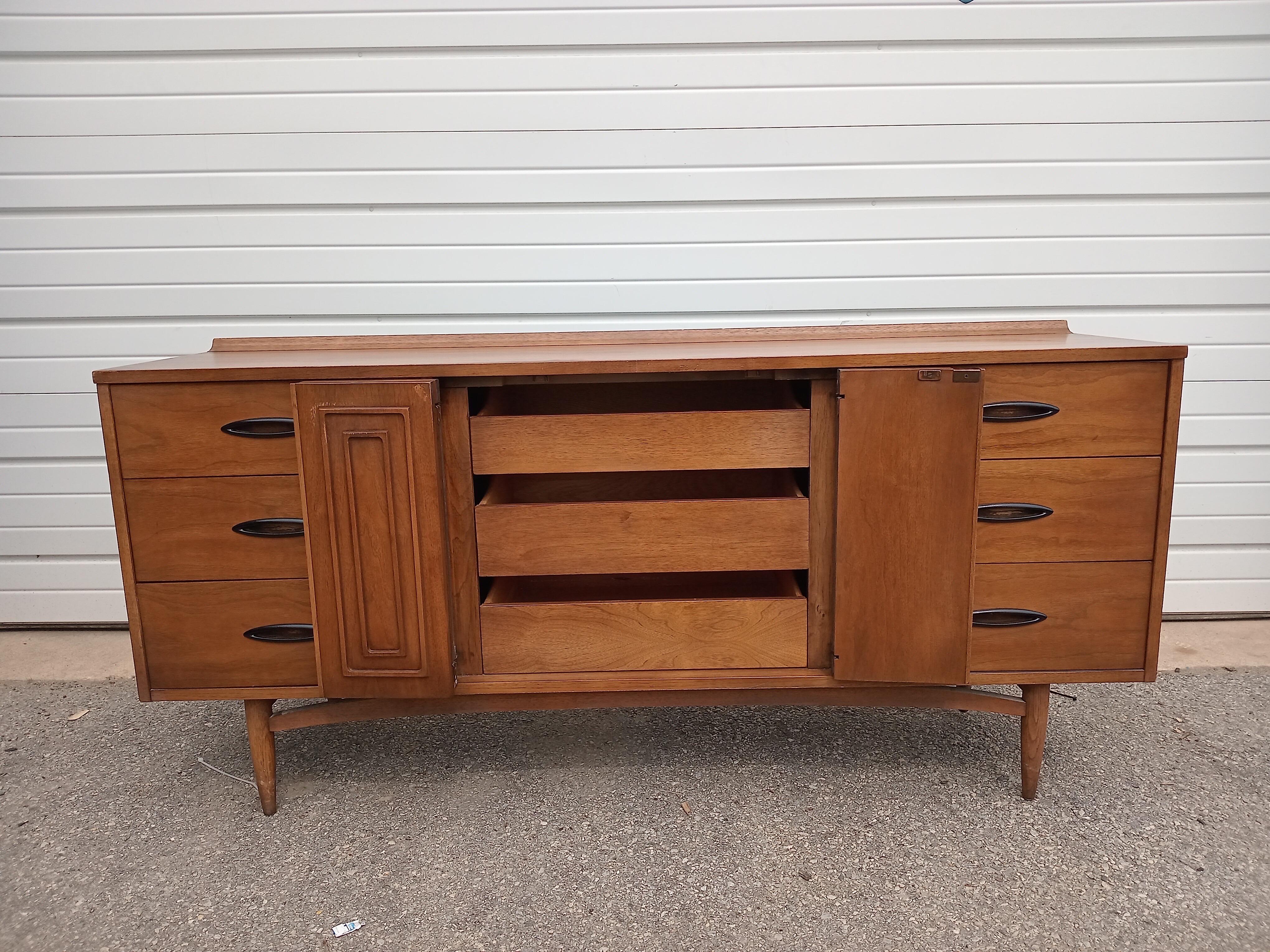 Mid-Century Modern Crédence Broyhill Premier Sculptra moderne du milieu du siècle dernier en vente