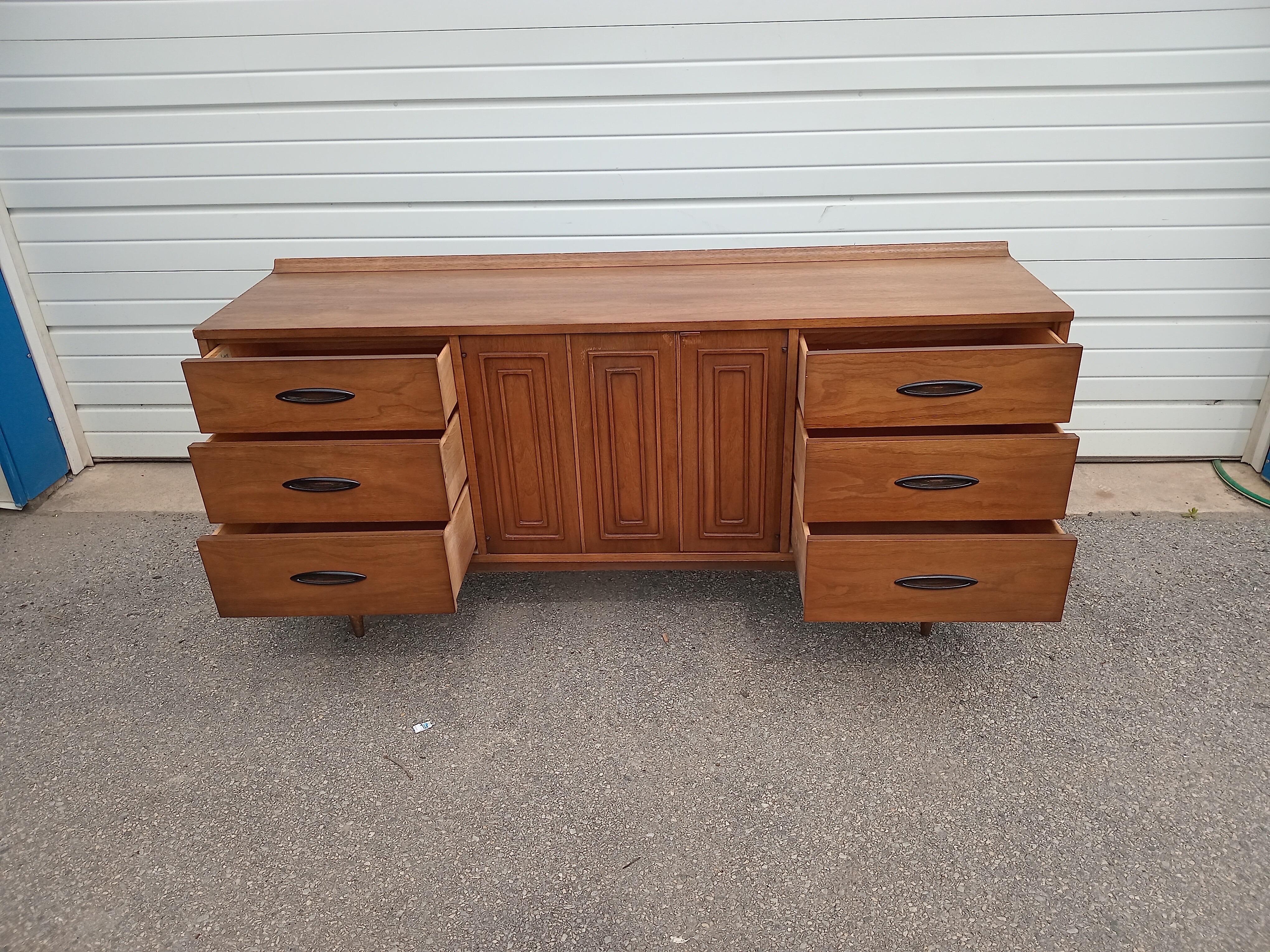 Crédence Broyhill Premier Sculptra moderne du milieu du siècle dernier Bon état - En vente à Wilmington, DE