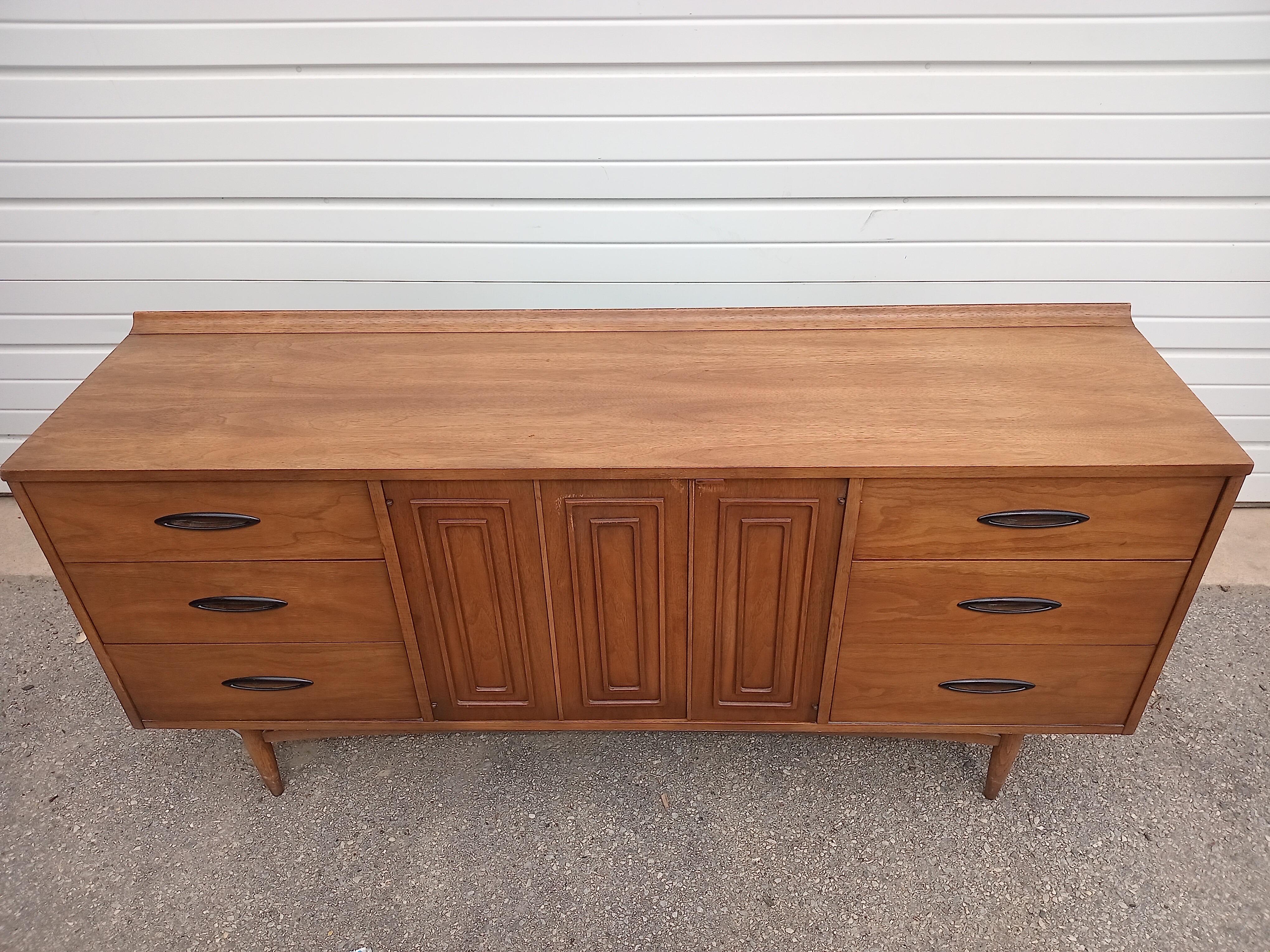 20ième siècle Crédence Broyhill Premier Sculptra moderne du milieu du siècle dernier en vente