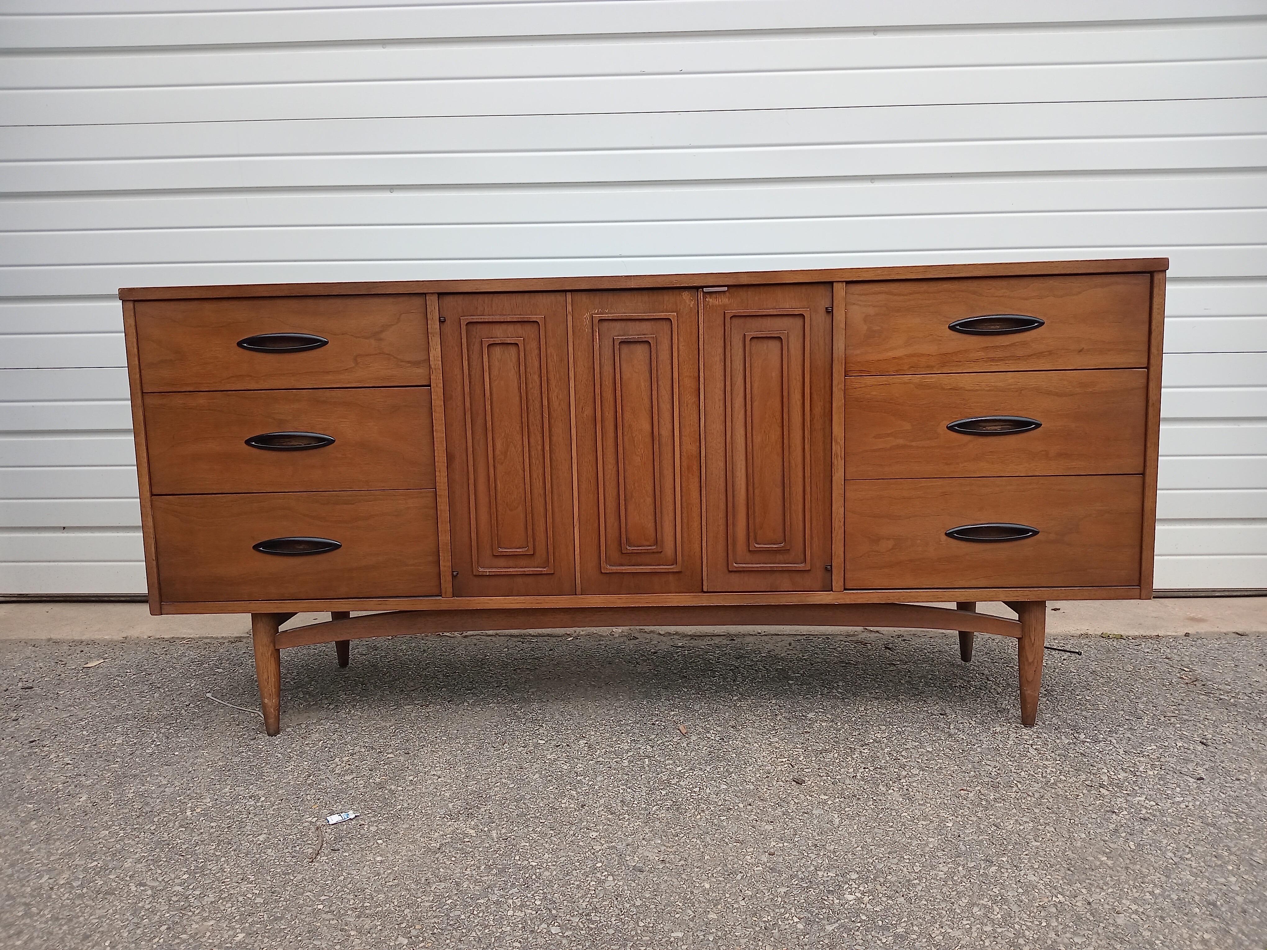Laiton Crédence Broyhill Premier Sculptra moderne du milieu du siècle dernier en vente
