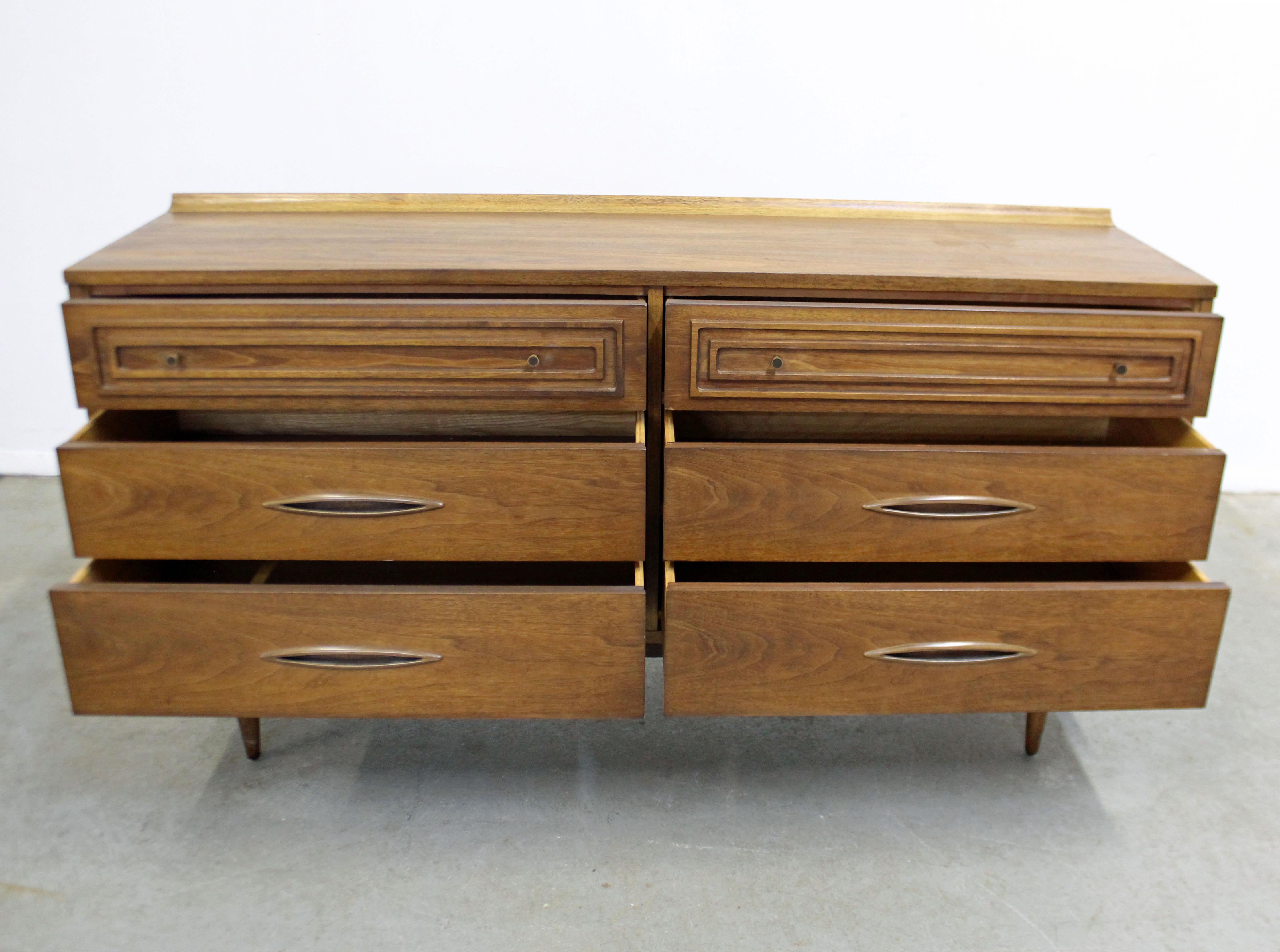 20th Century Mid-Century Modern Broyhill Premier Sculptra Credenza Dresser