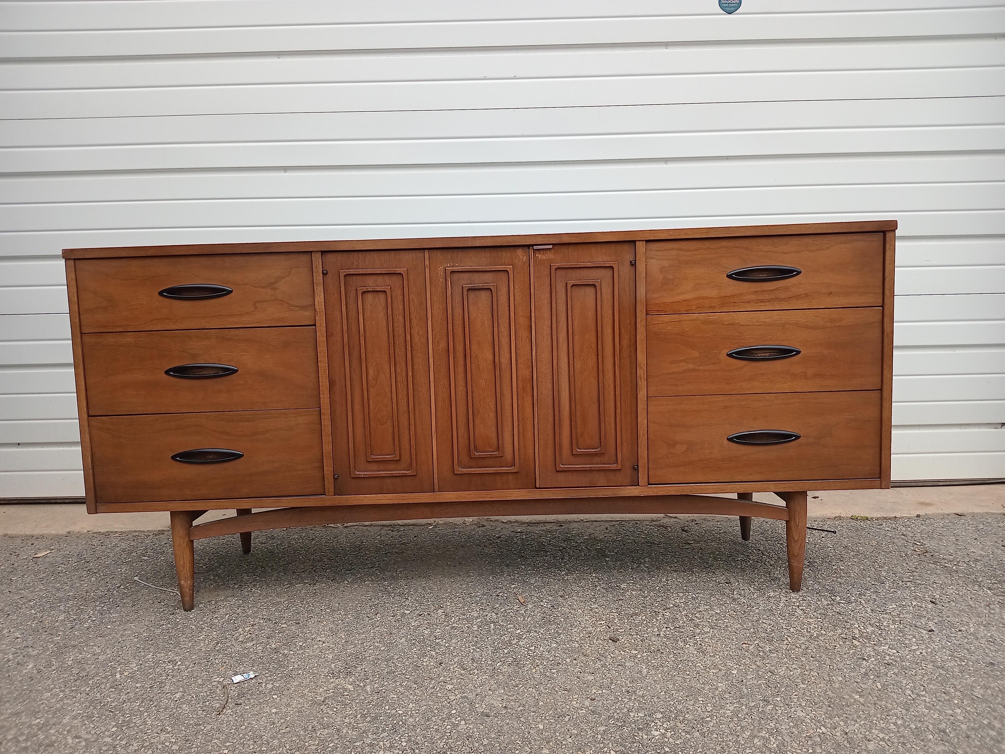 Crédence Broyhill Premier Sculptra moderne du milieu du siècle dernier en vente 1