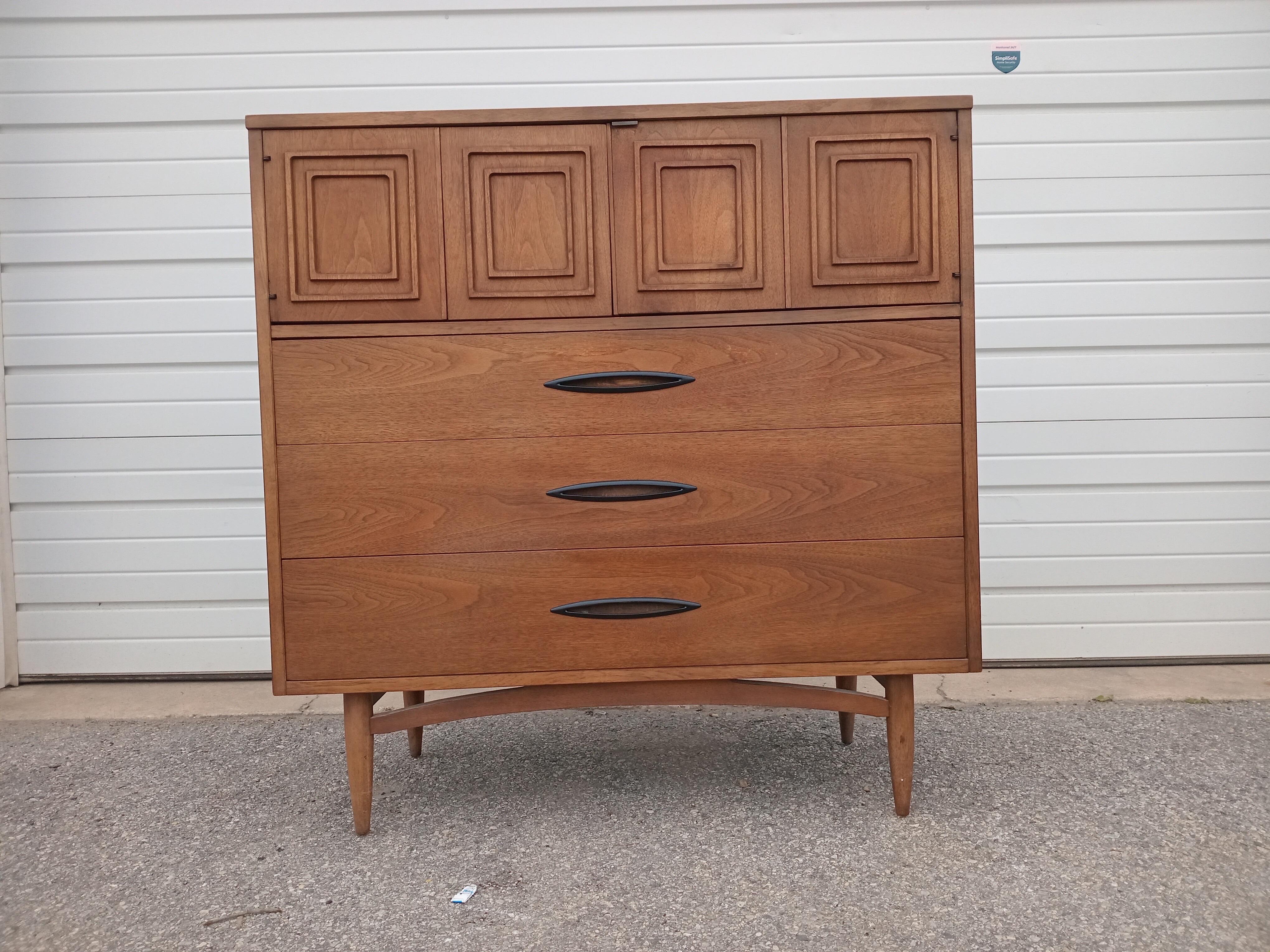 Mid-Century Modern Broyhill Premier Sculptra Tall Chest of Drawers In Good Condition For Sale In Wilmington, DE