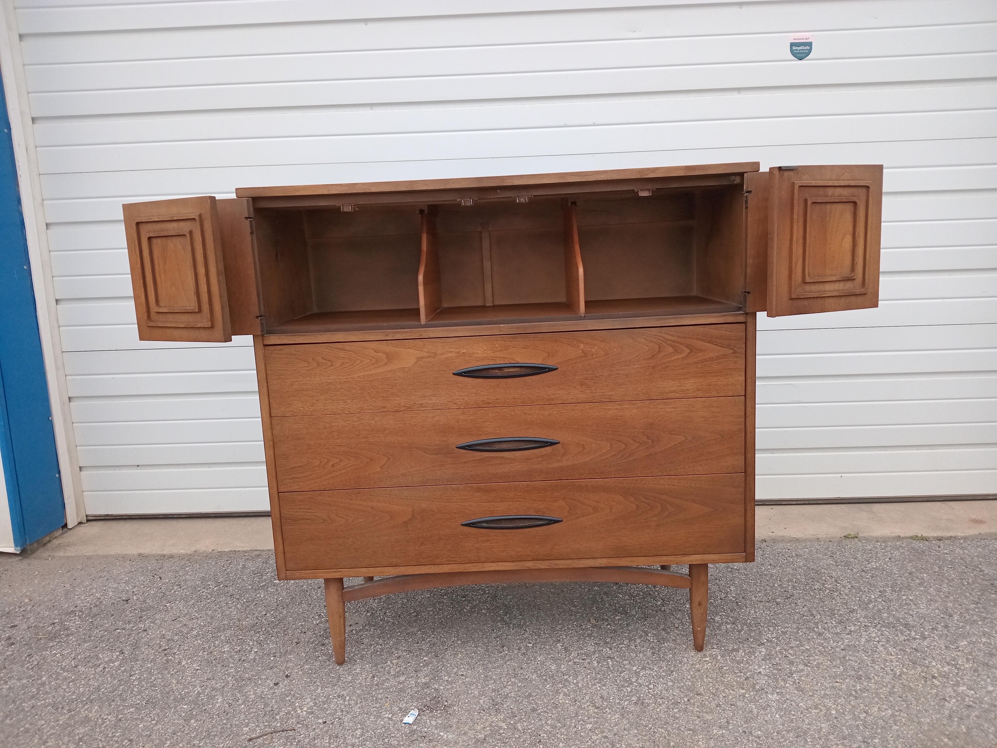 Mid-Century Modern Broyhill Premier Sculptra Tall Chest of Drawers For Sale 1