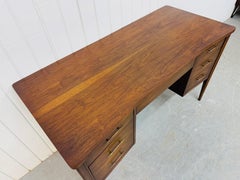 Mid-Century Modern Broyhill Saga Walnuss Schreibtisch
